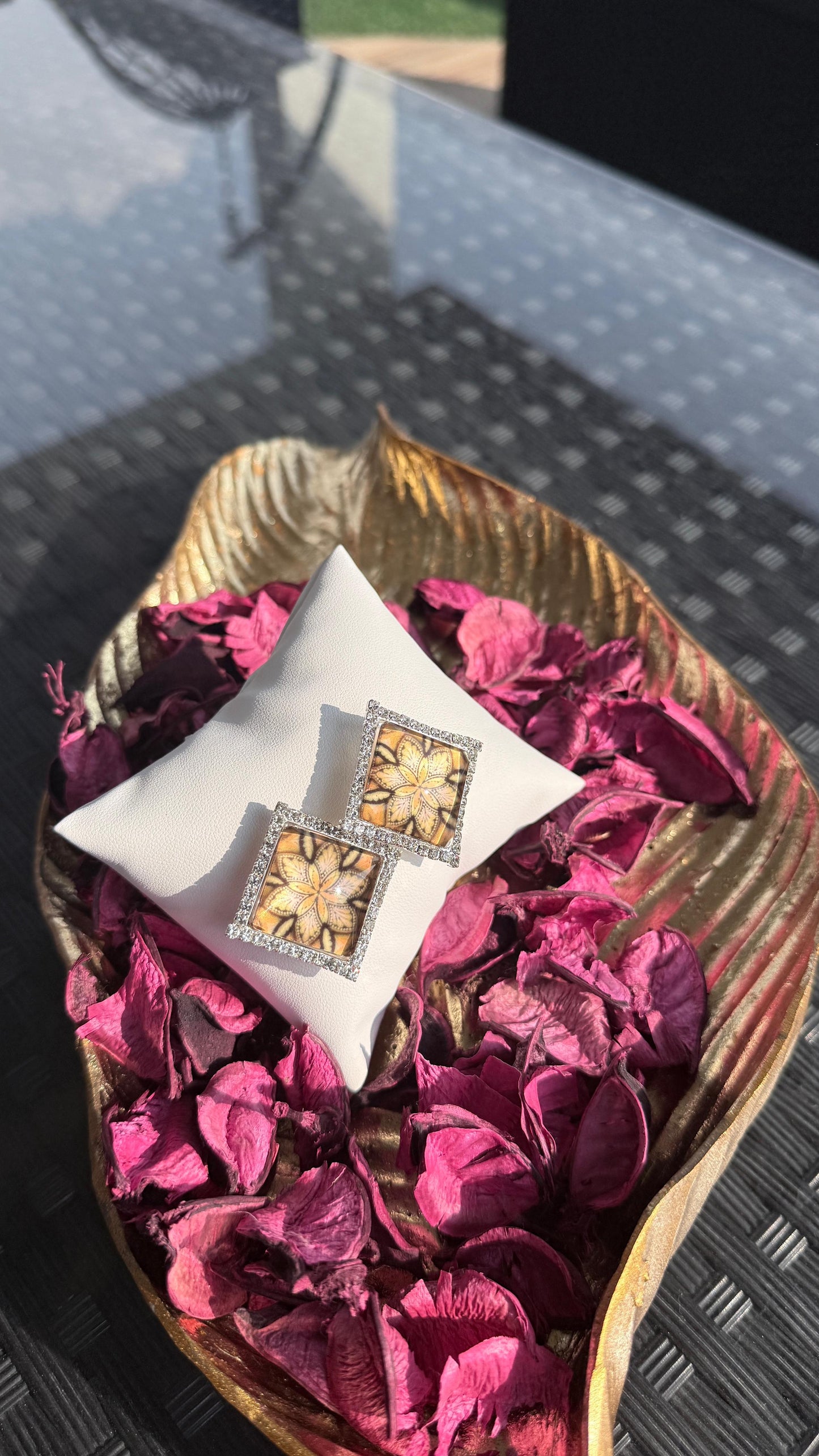 Summer bedazzled square earring - Phool