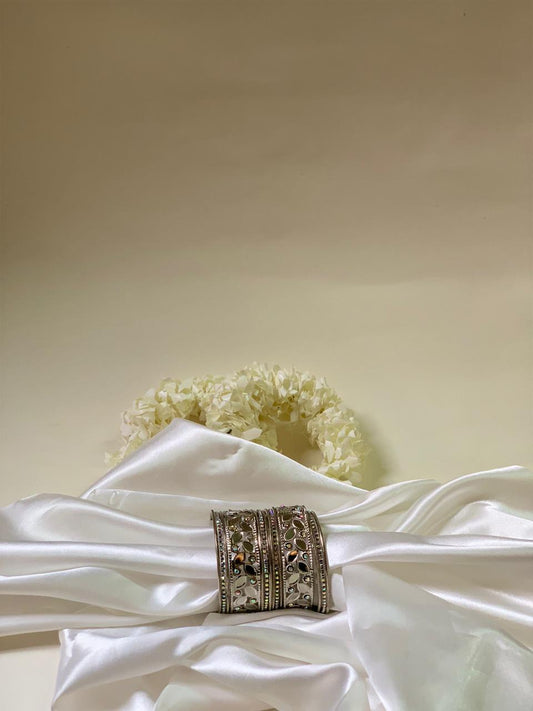 Silver booti karray with silver chooriyan set