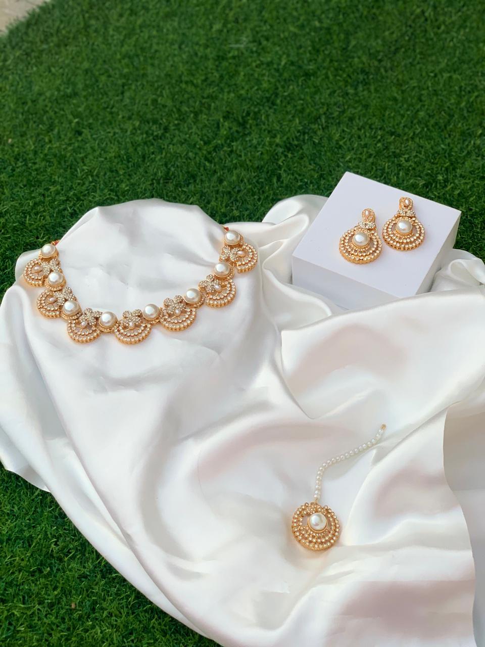 nourah phool bedazzled - White