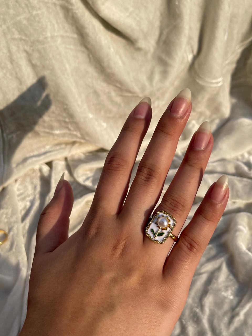 Enamel pearl ring (flower-white)