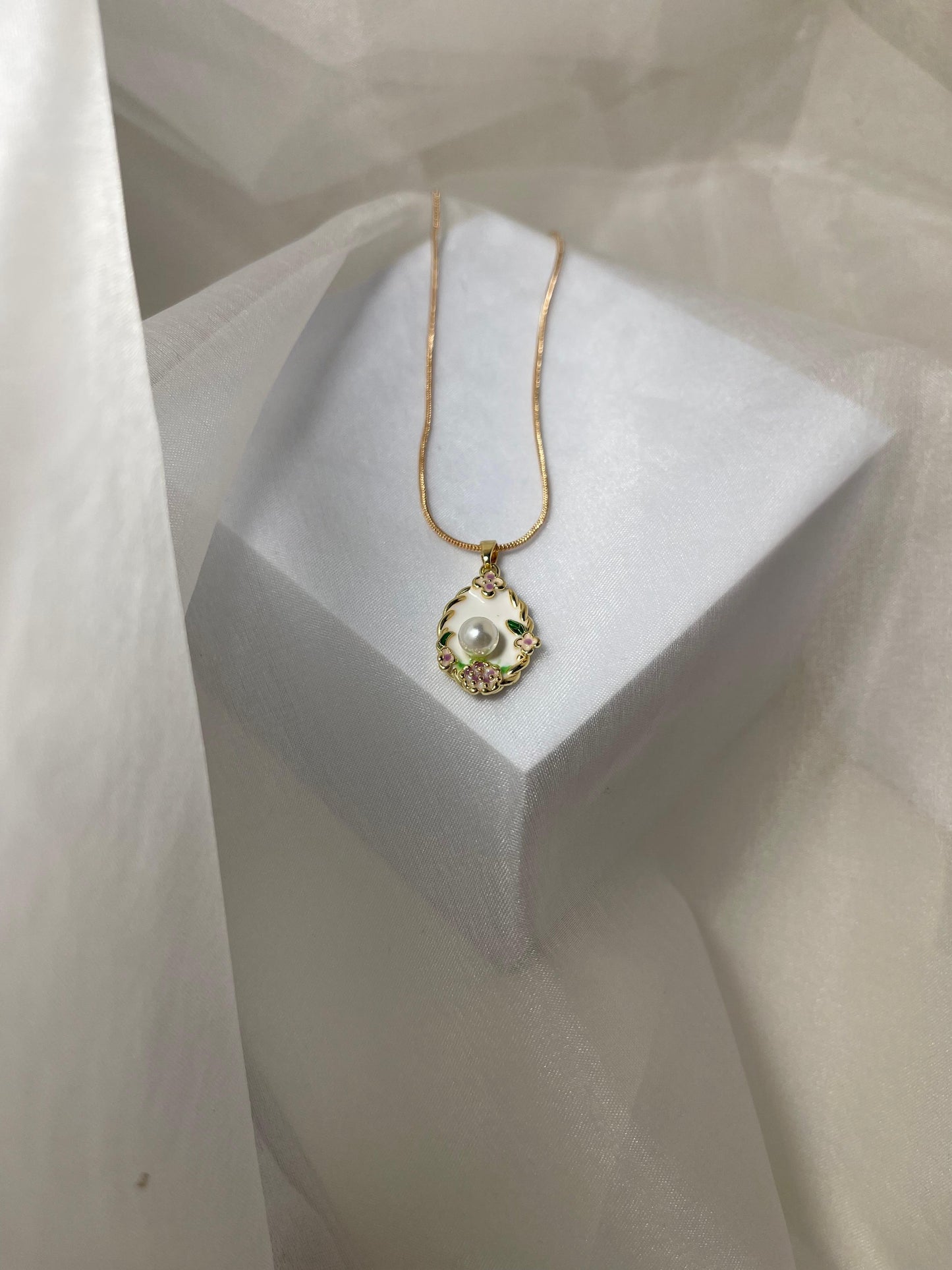 Enamel pearl necklace - White
