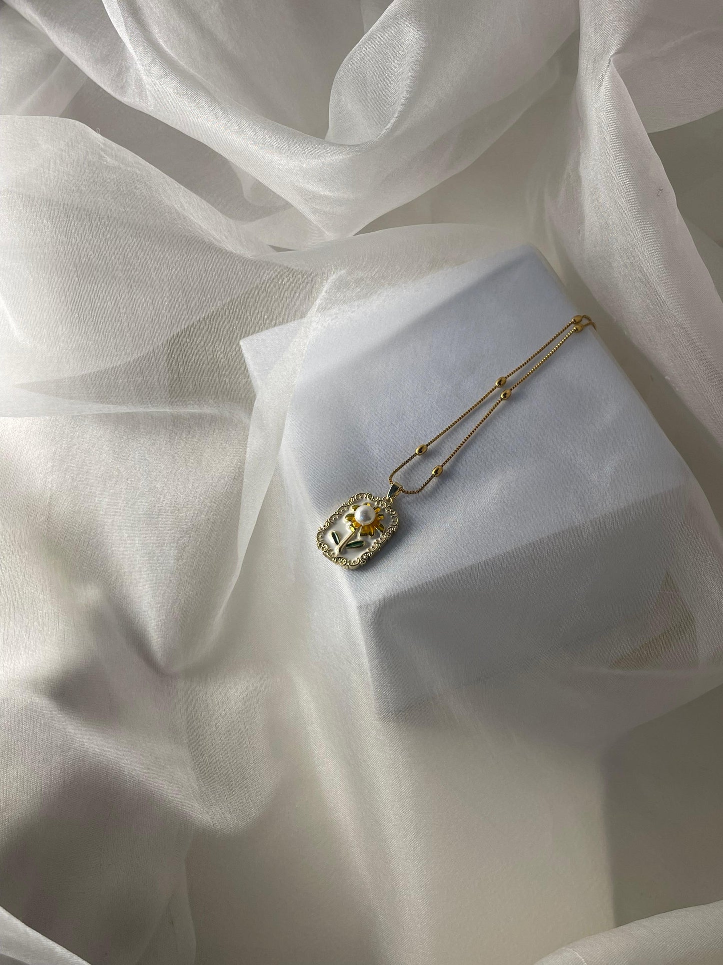 Enamel pearl necklace (flower-white)