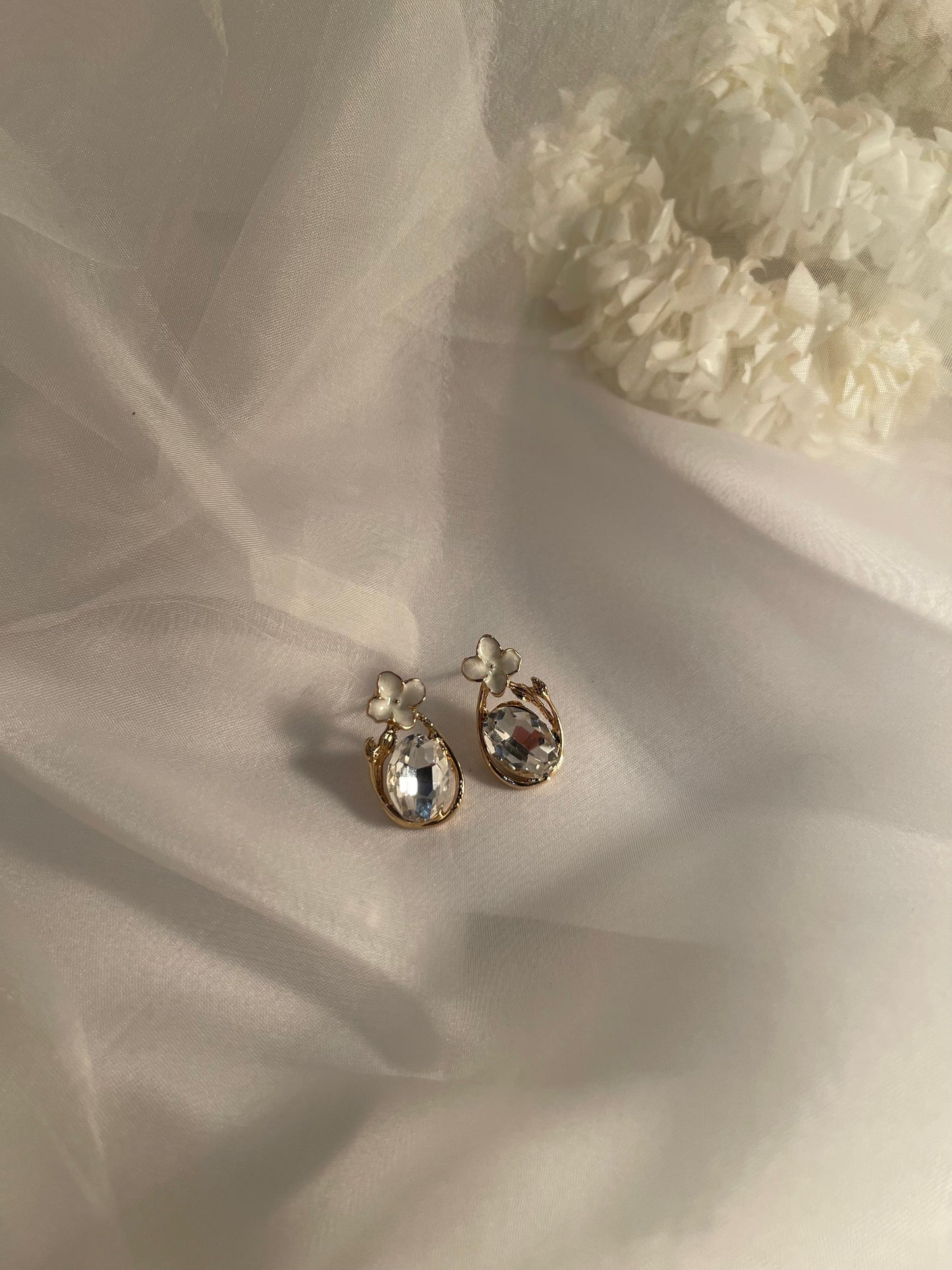 Oval Flower earrings (white)