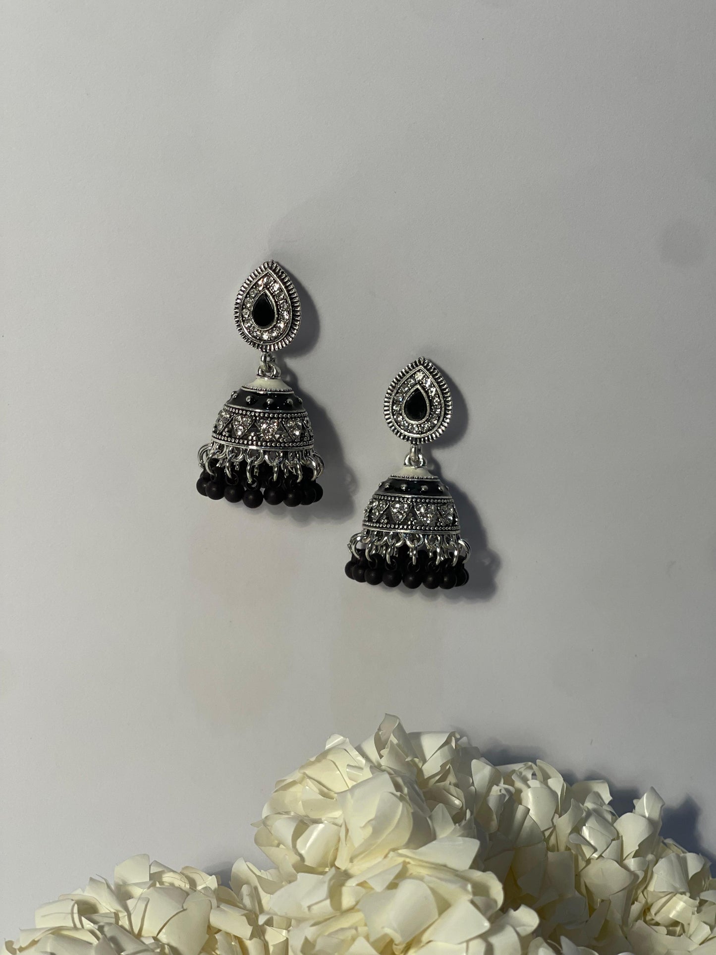 Leaf jhumki silver - white black