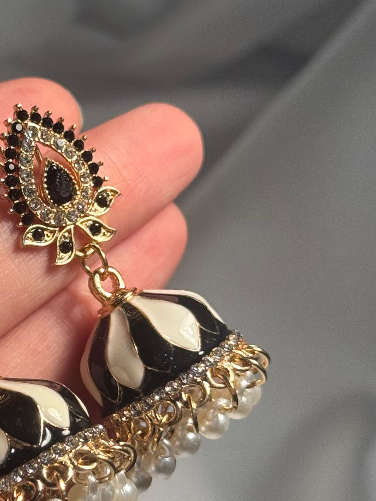 Booti Rang-e-desi black n white