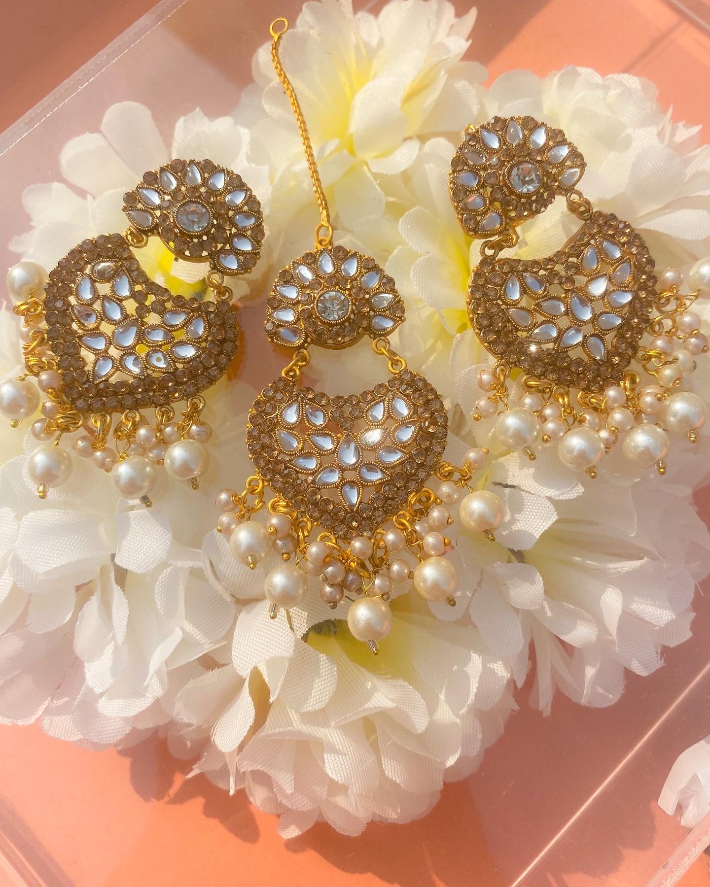 CD-20-2-89 Kundan Moti Karigar Bindi And Earrings Set - White Pearl