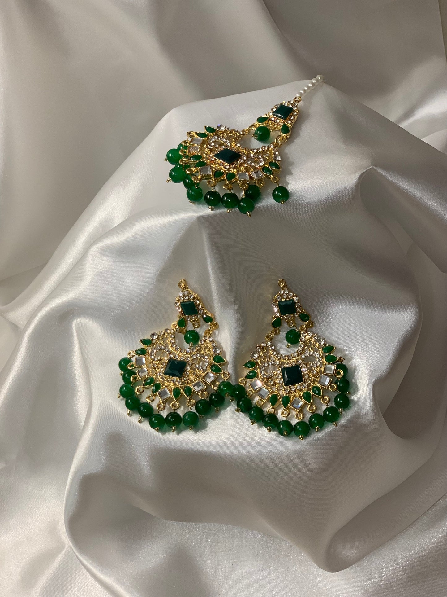 Earring and bindiya set - green