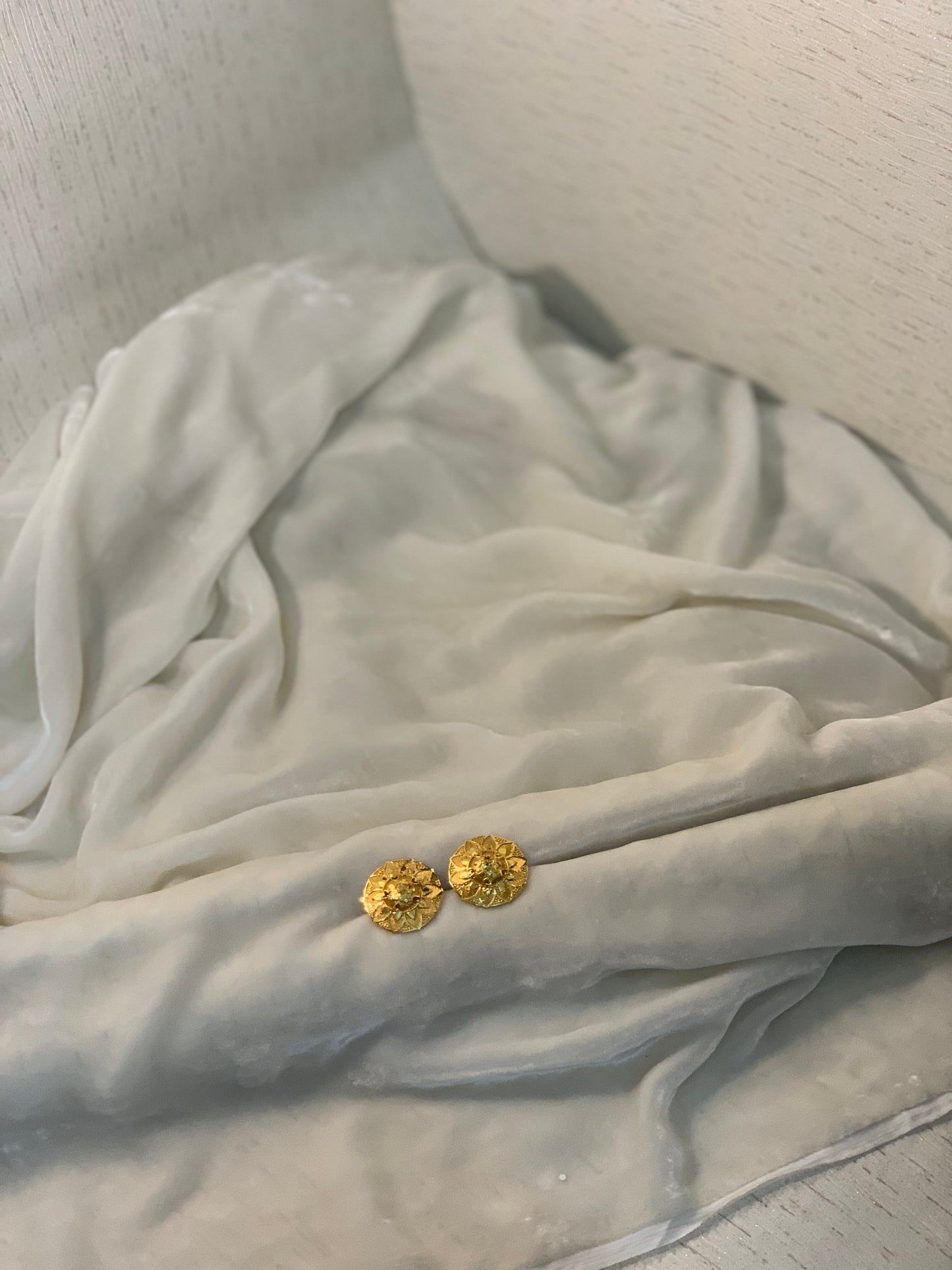 01 - Gold tops