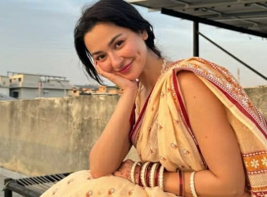 Hania Phool Karay with Maroon bangles bundle