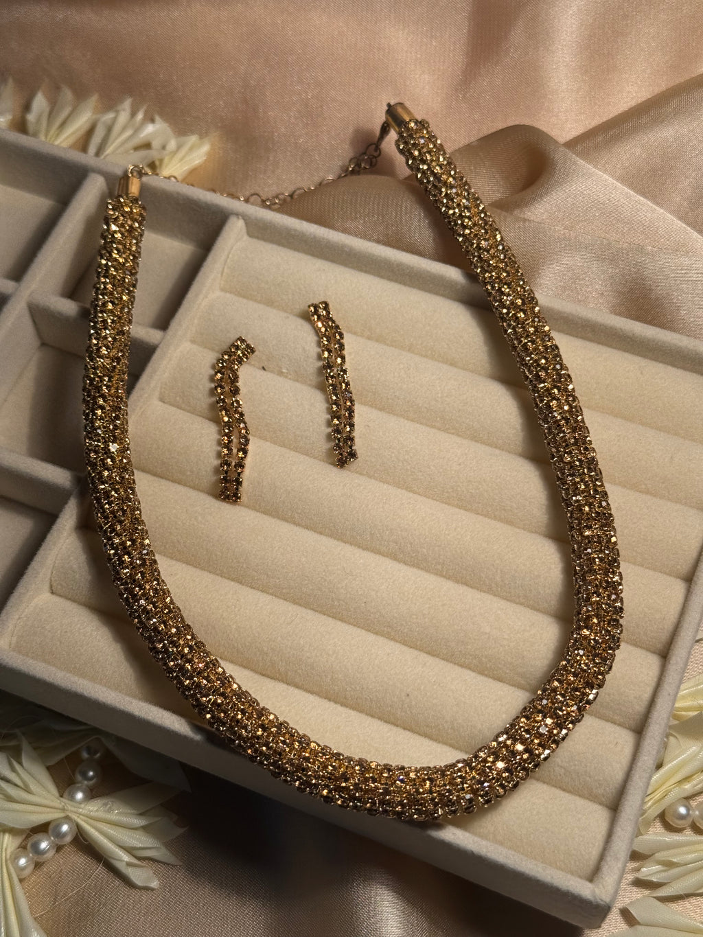 Glimmer neckpiece with earrings - copper