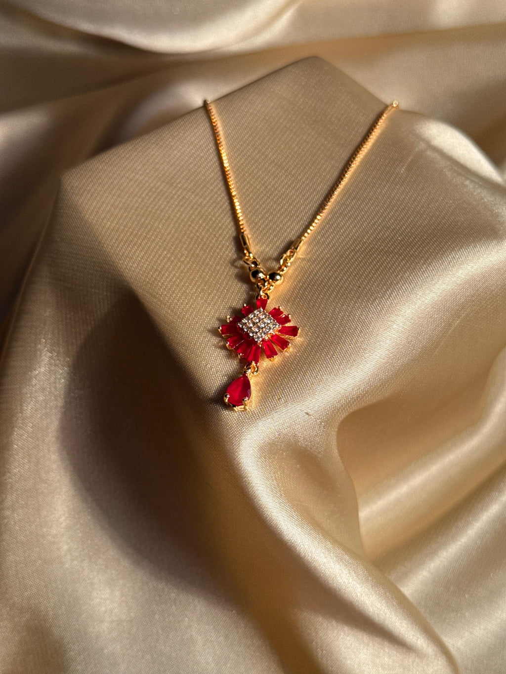 Bloom Necklace Gold (Red)