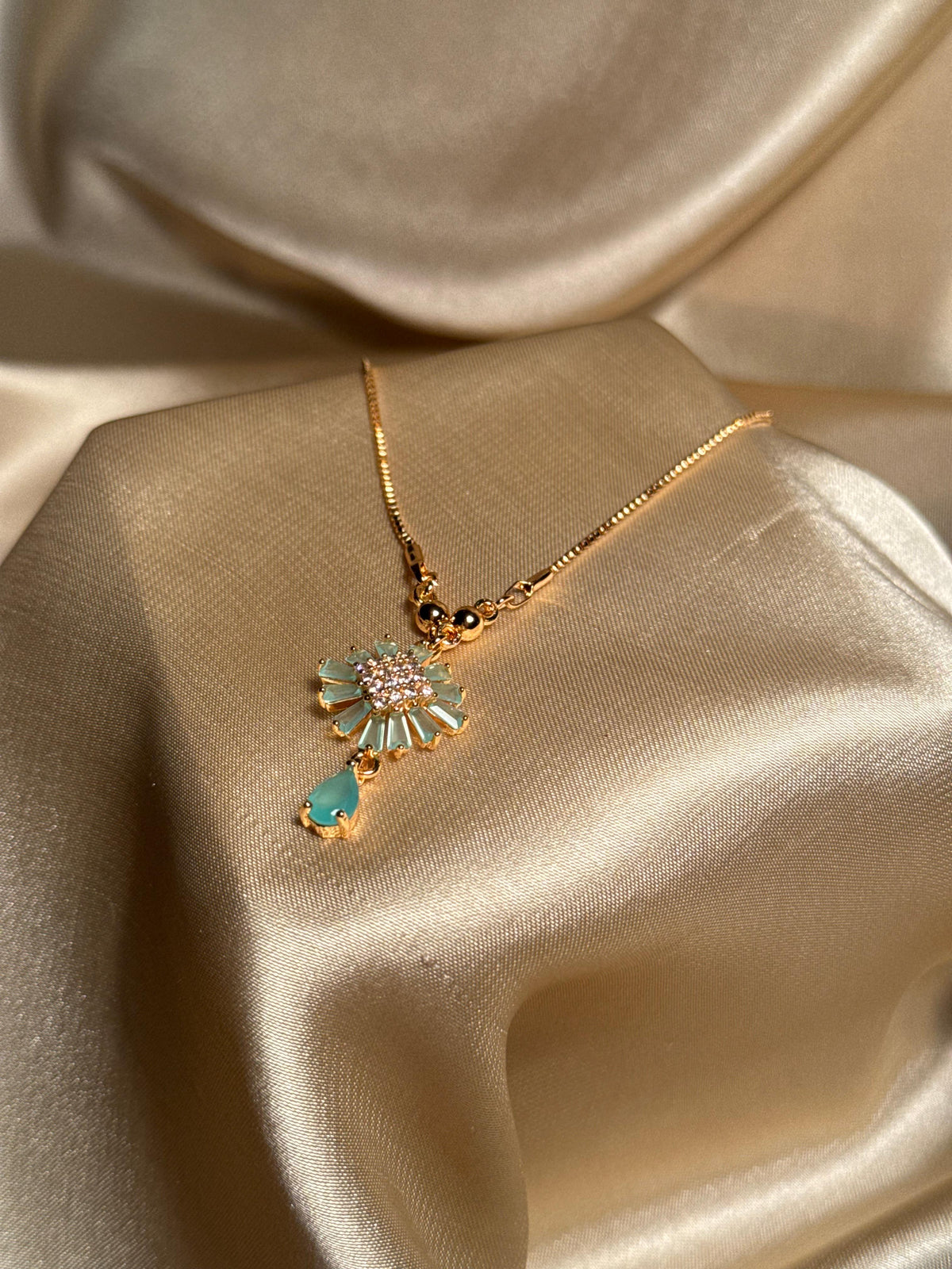 Bloom Necklace Gold (Green)