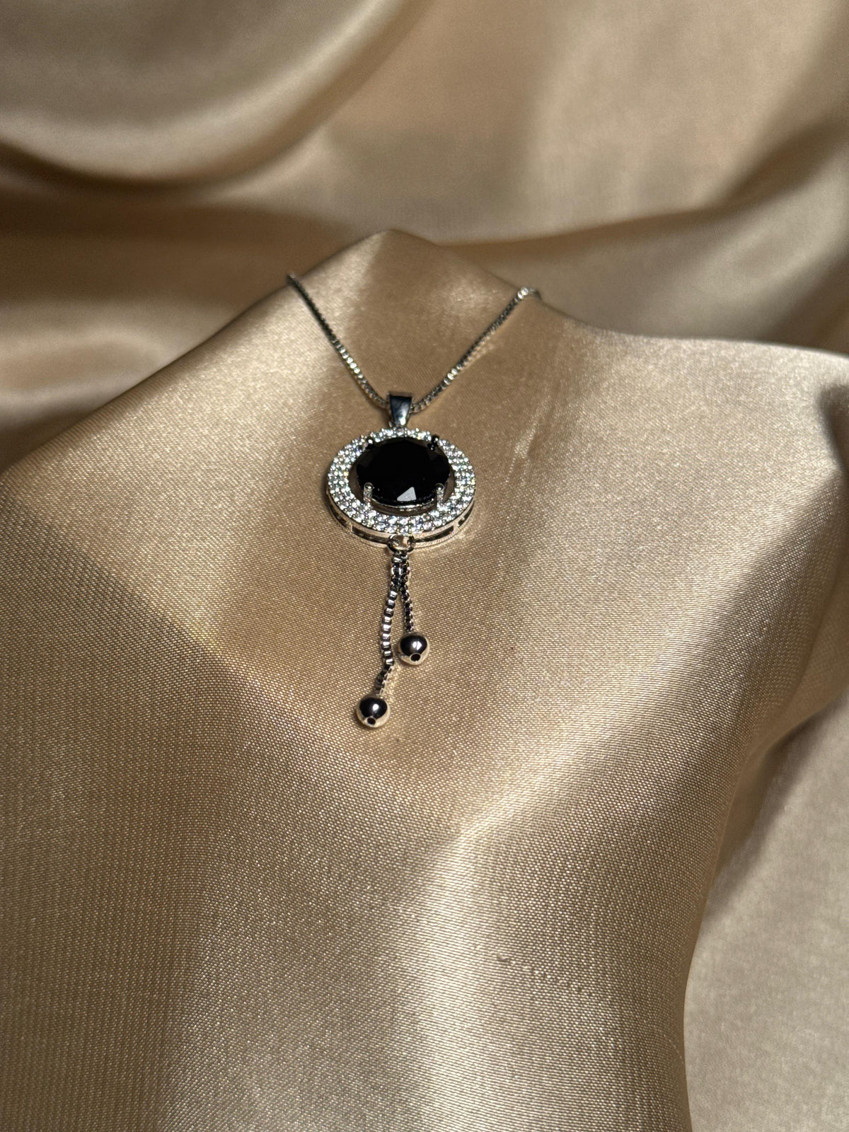Round Pendant Necklace (Black)
