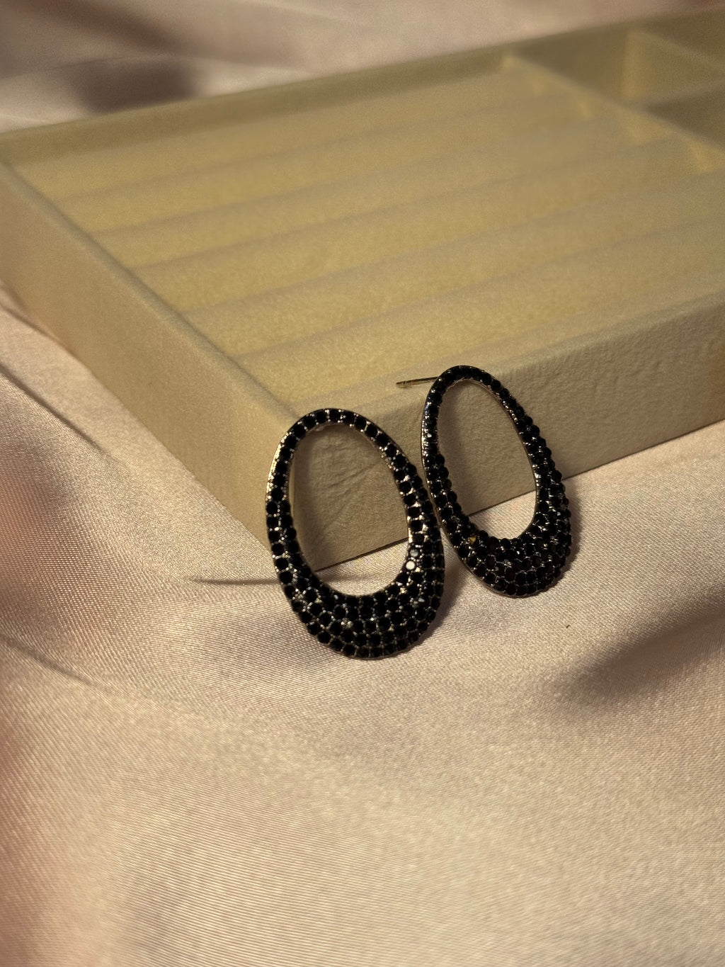 Black oval hoops- rozana