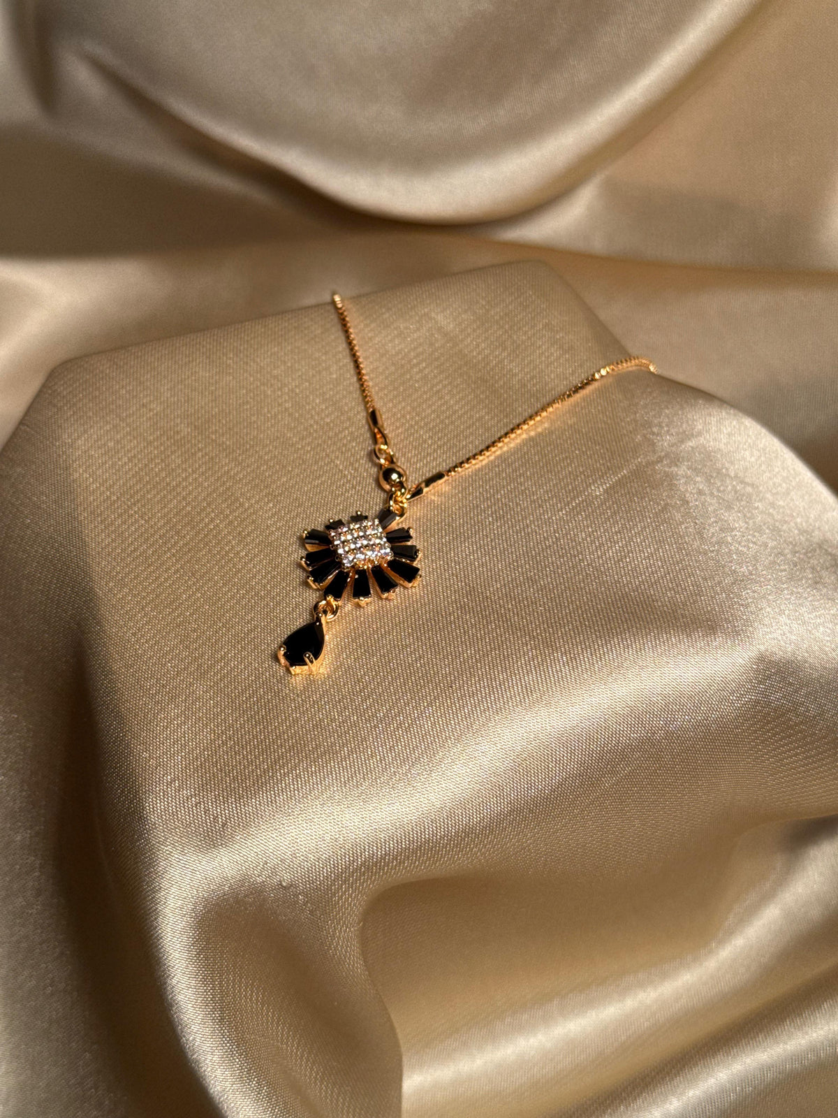 Bloom Necklace Gold (Black)