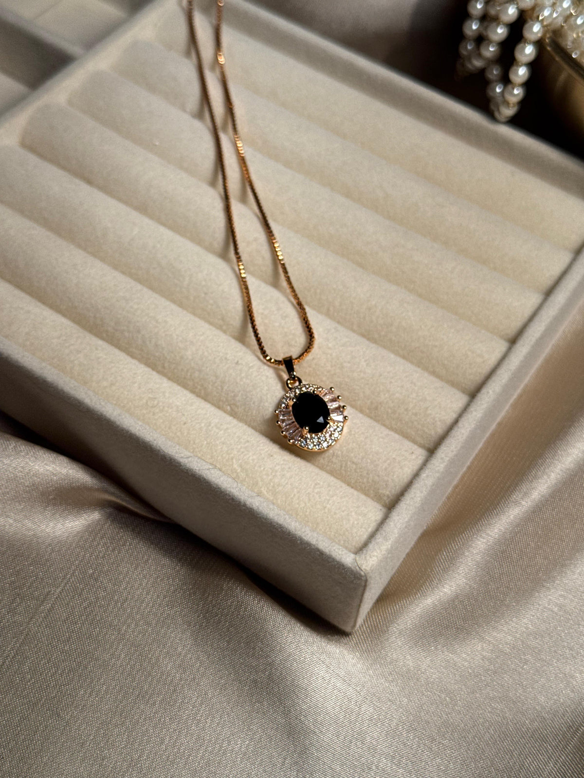 Oval Gem Necklace (Black)