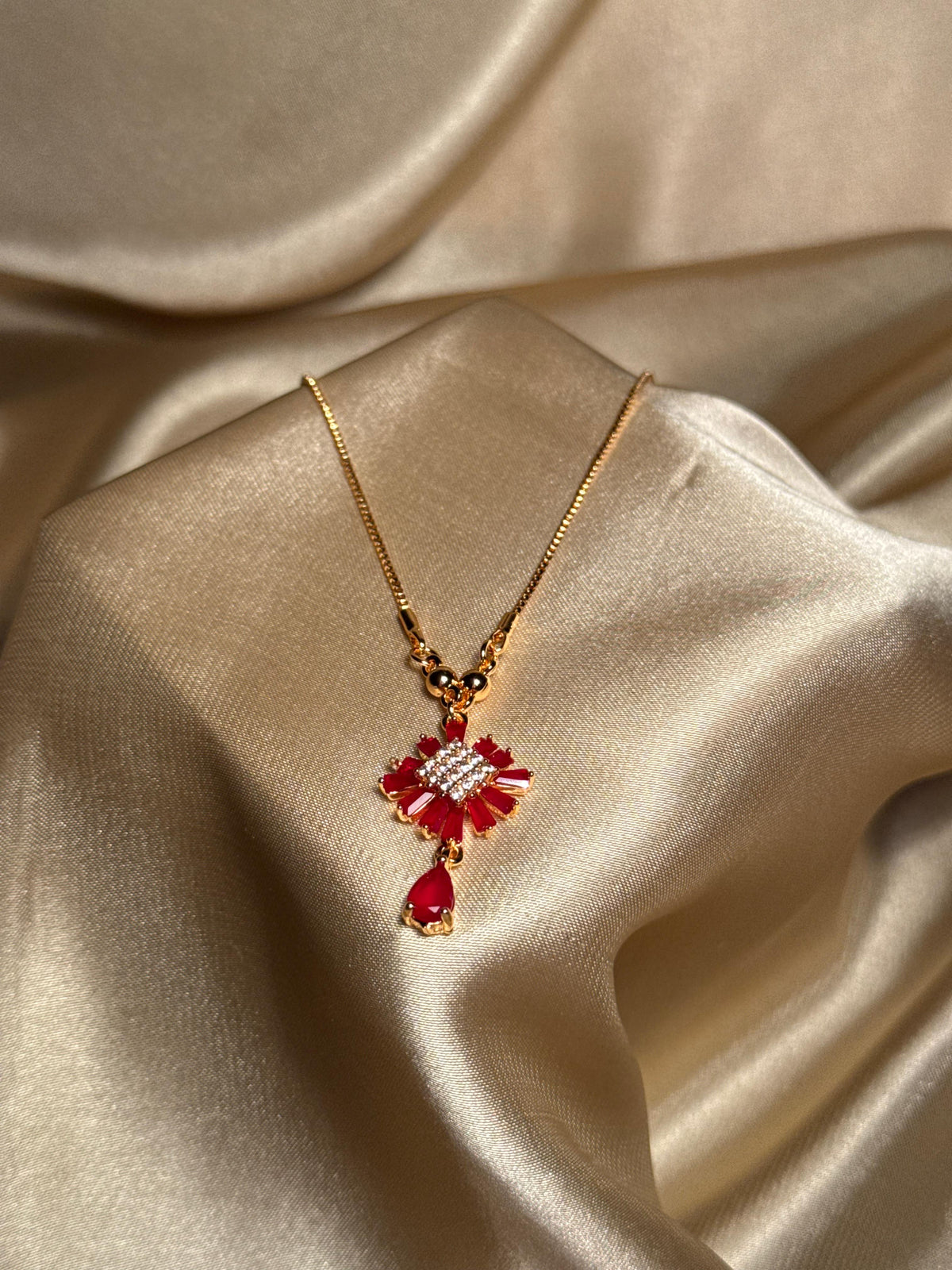 Bloom Necklace Gold (Red)