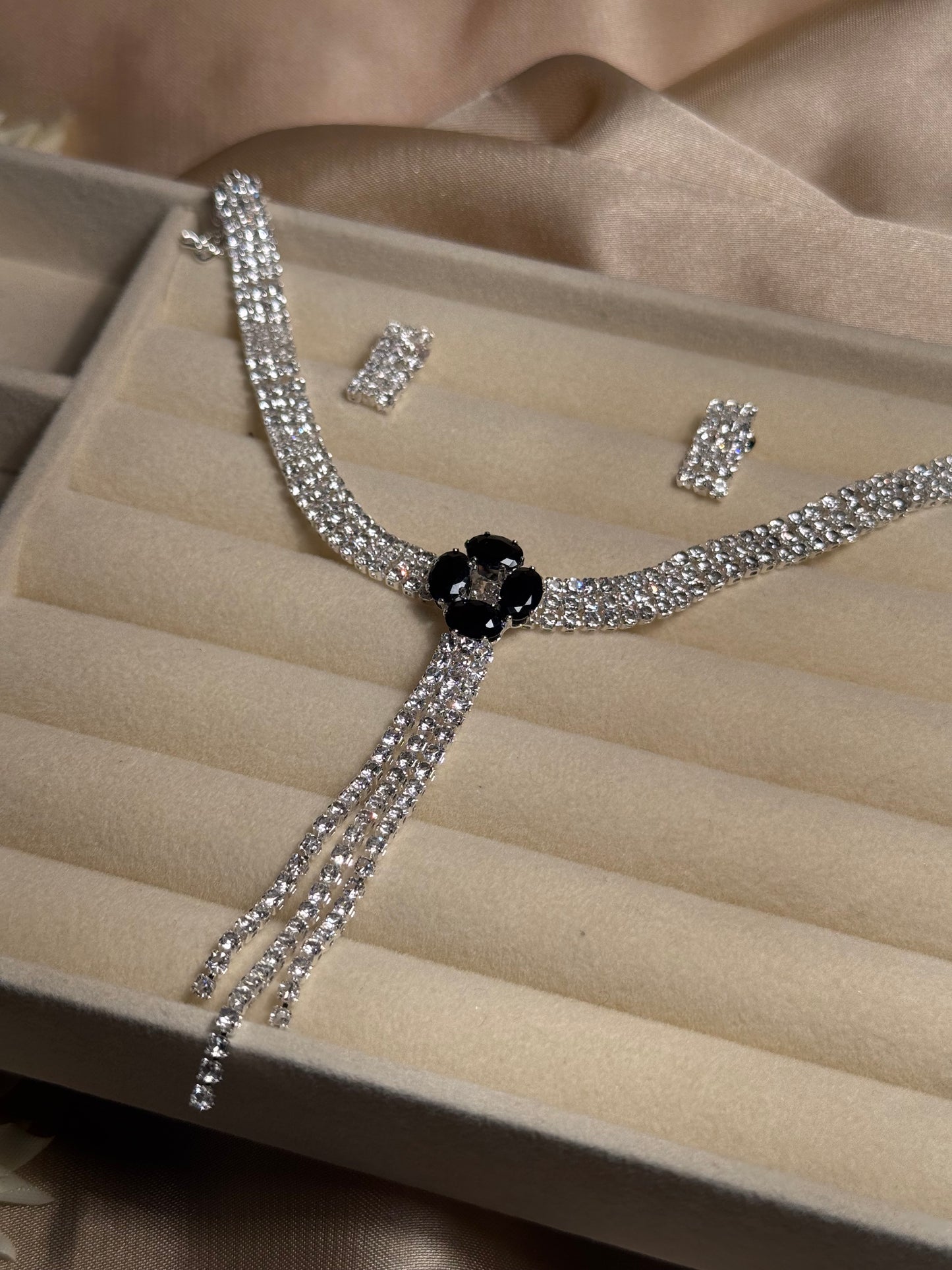 Black Flower Set (Mahnoorbano)
