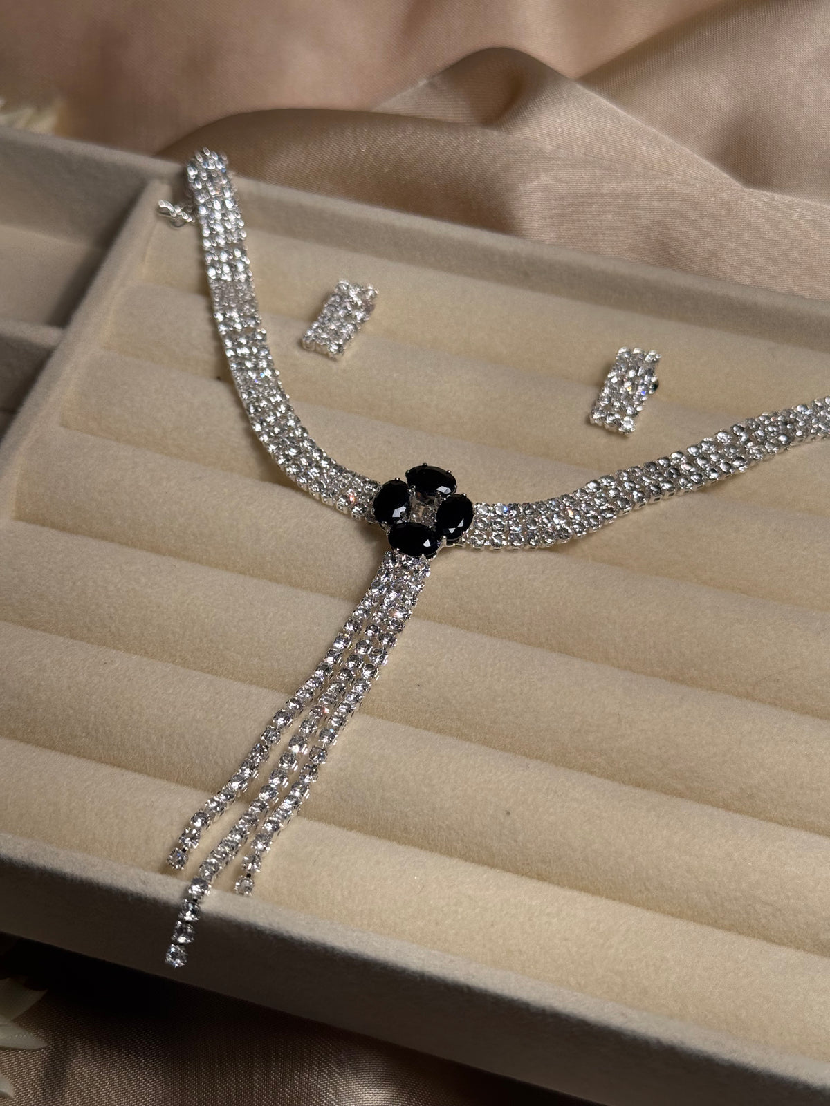 Black Flower Set (Mahnoorbano)