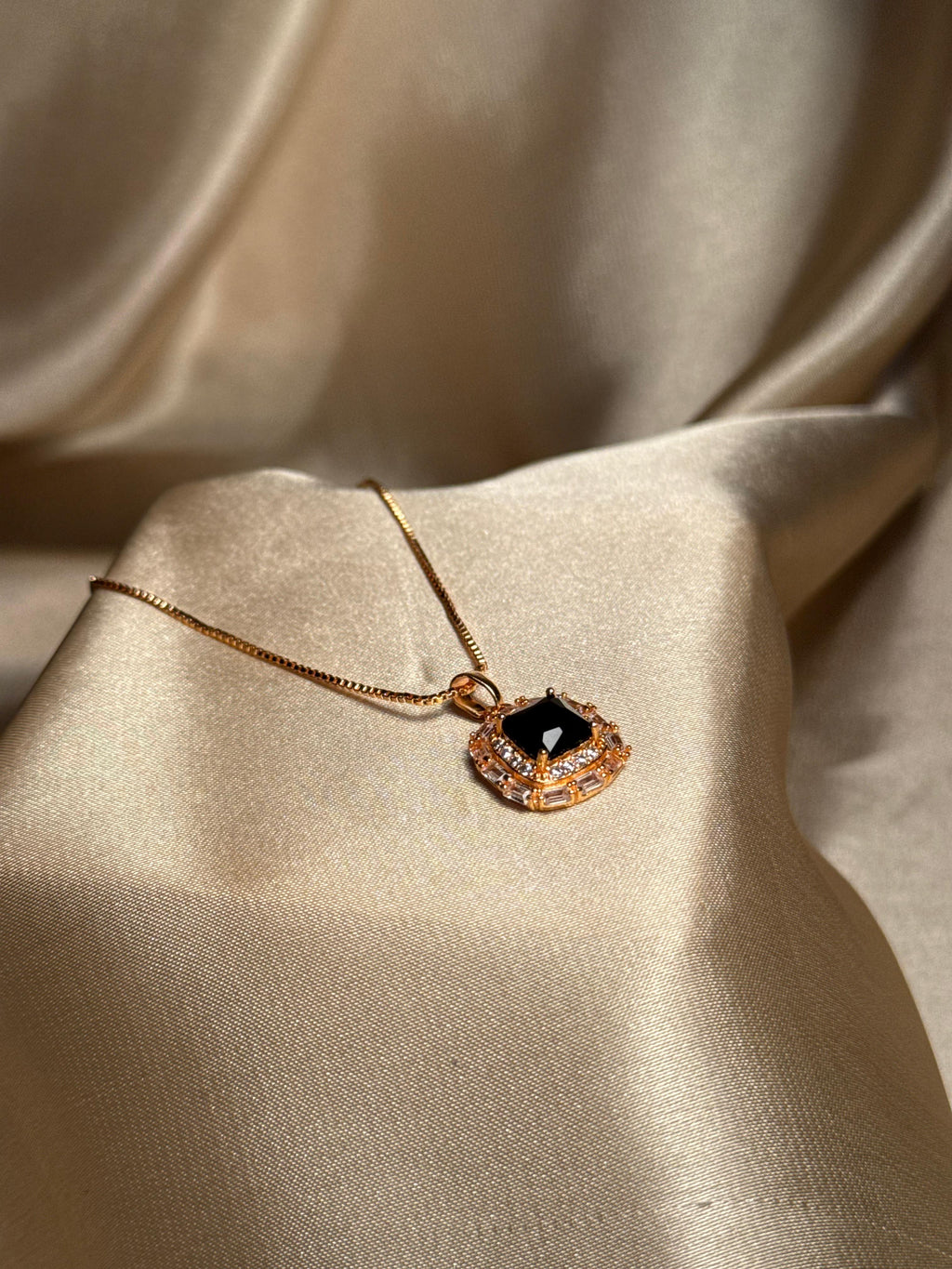 Royal Oval Necklace (Black)