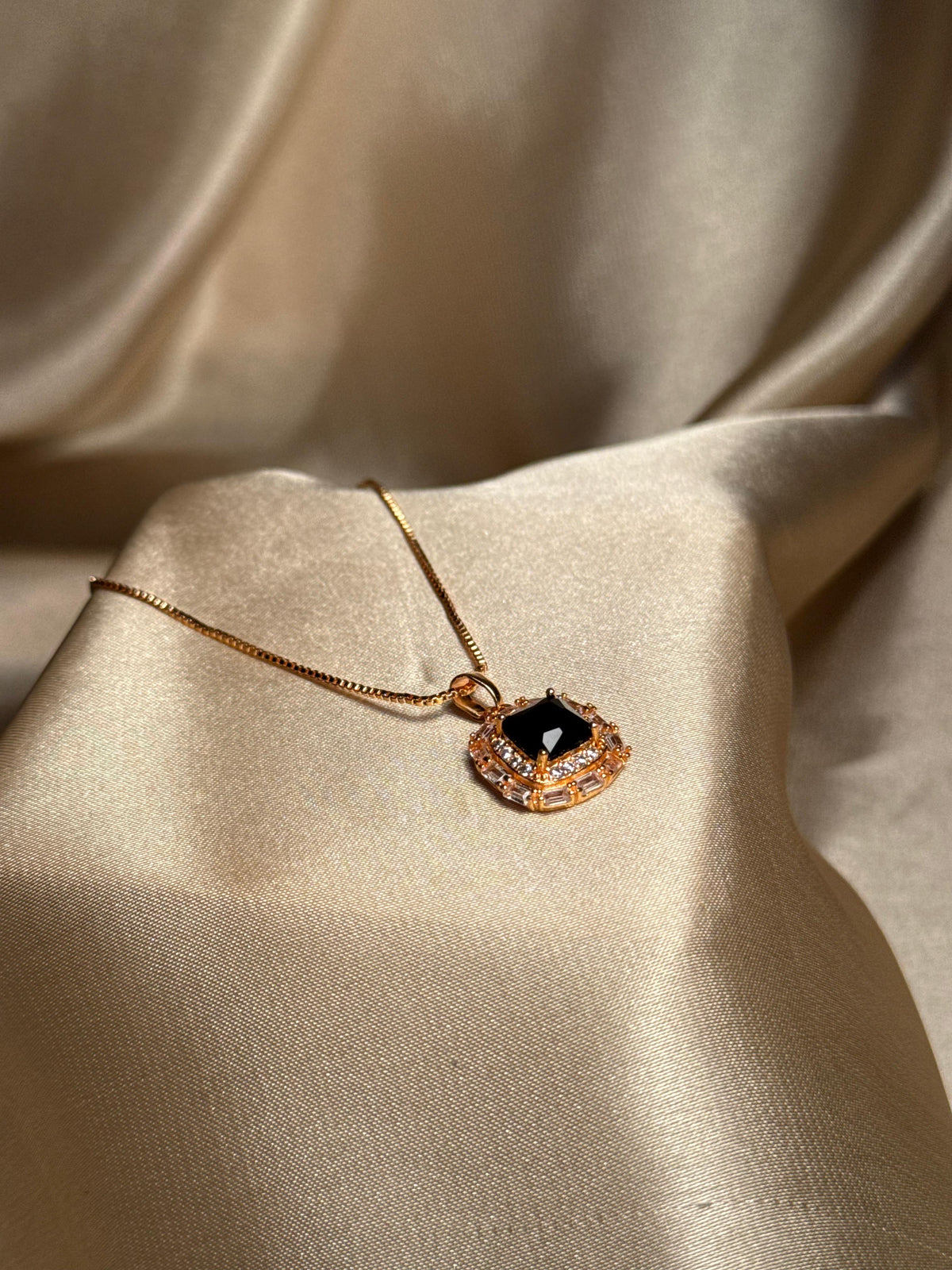 Royal Oval Necklace (Black)