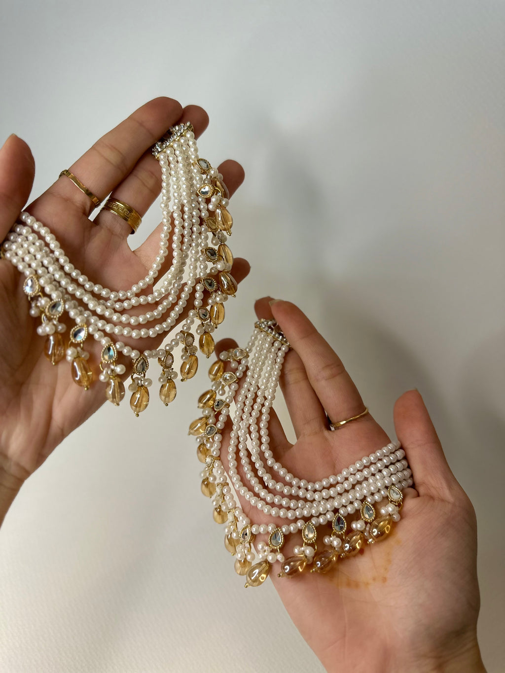 White pearl saharay with gold beads - gold