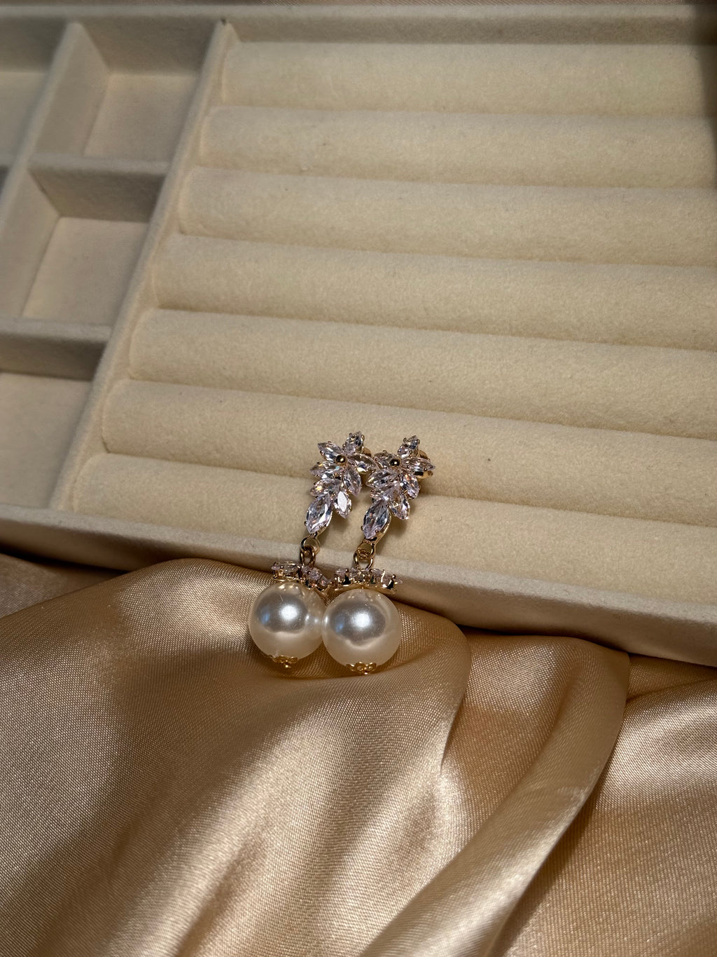 Rosette Pearl-white