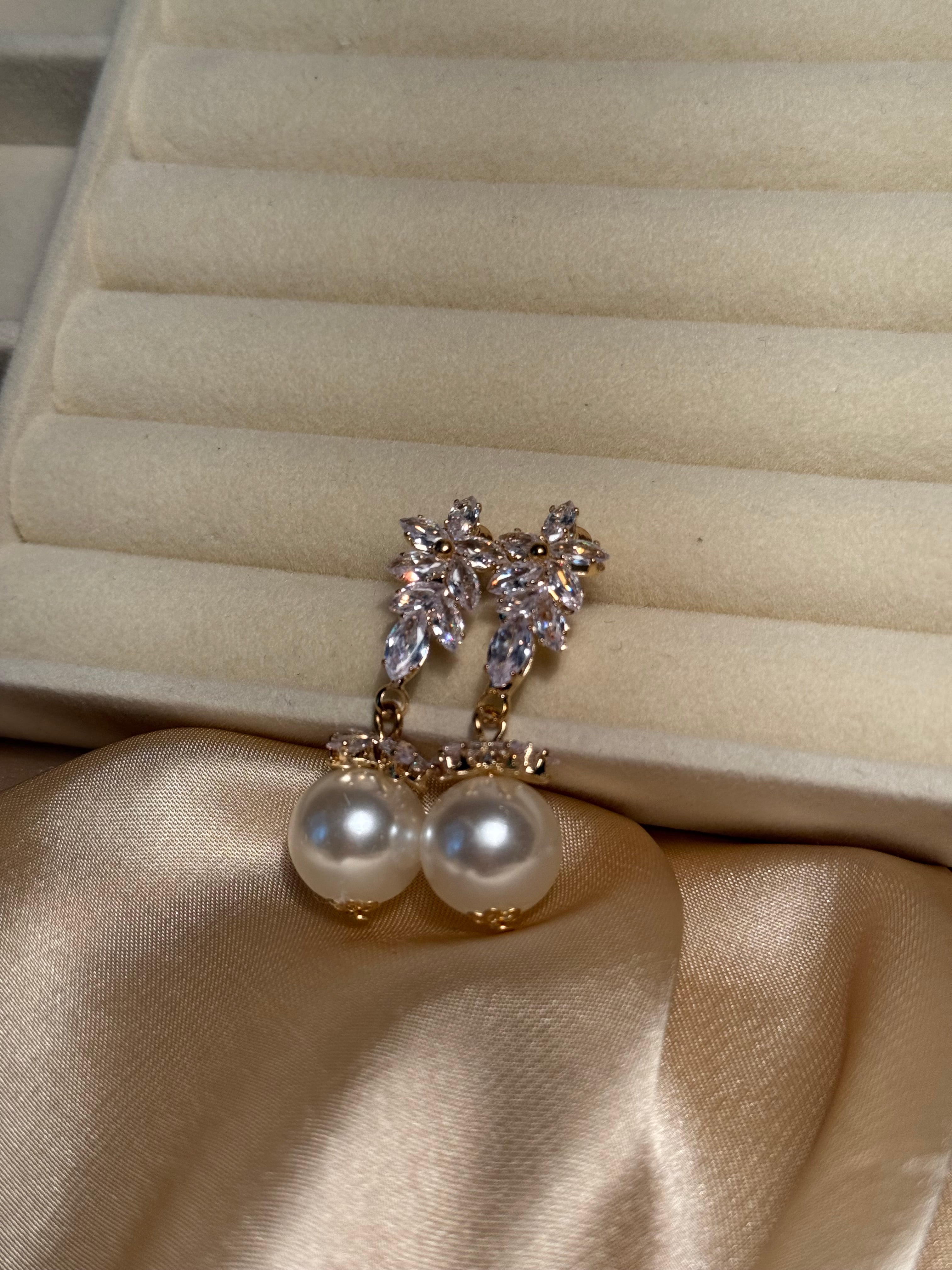 Rosette Pearl-white