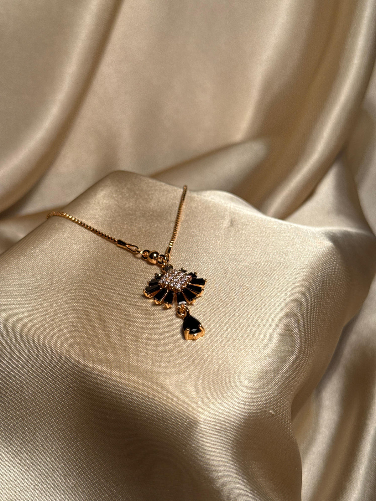 Bloom Necklace Gold (Black)