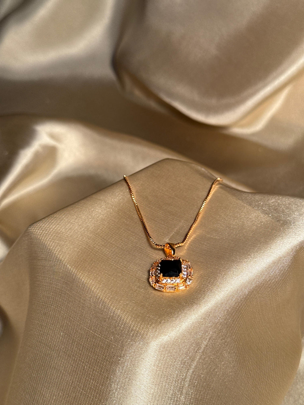Royal Oval Necklace (Black)