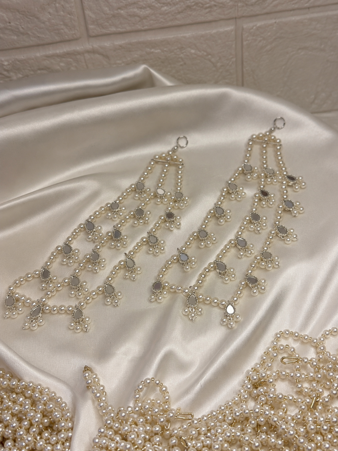 sheesha moti 4 layer saharay/earchains (Silver)