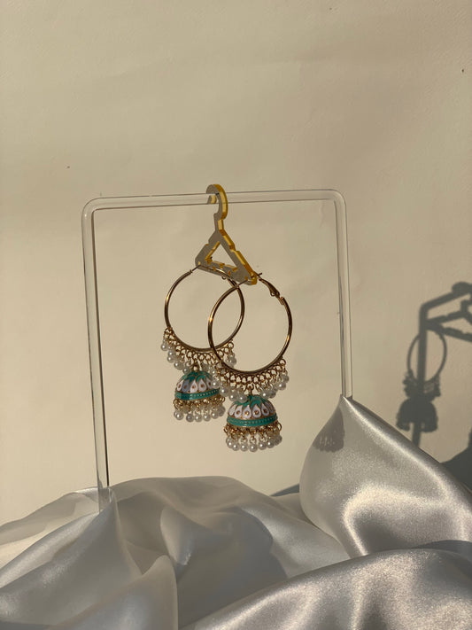 Hoor baali - Turquoise and white.