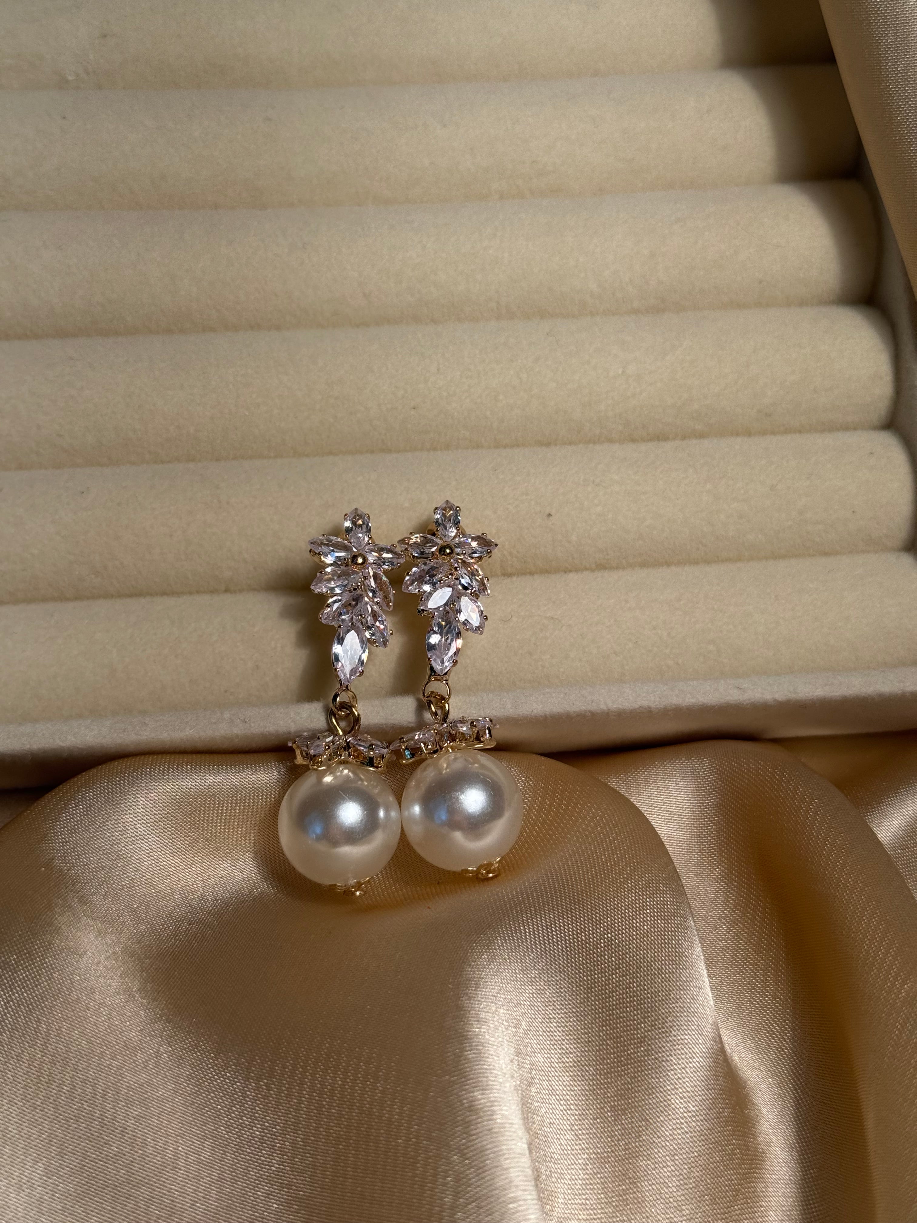 Rosette Pearl-white