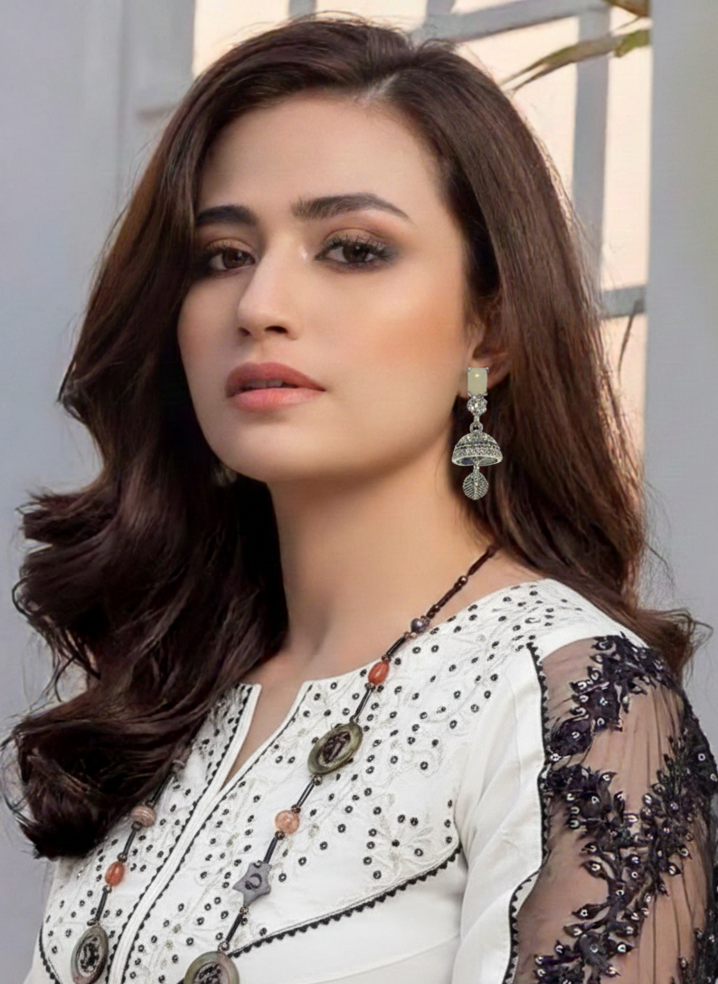 Aik patla latkan with off white stone - (Baharbano)