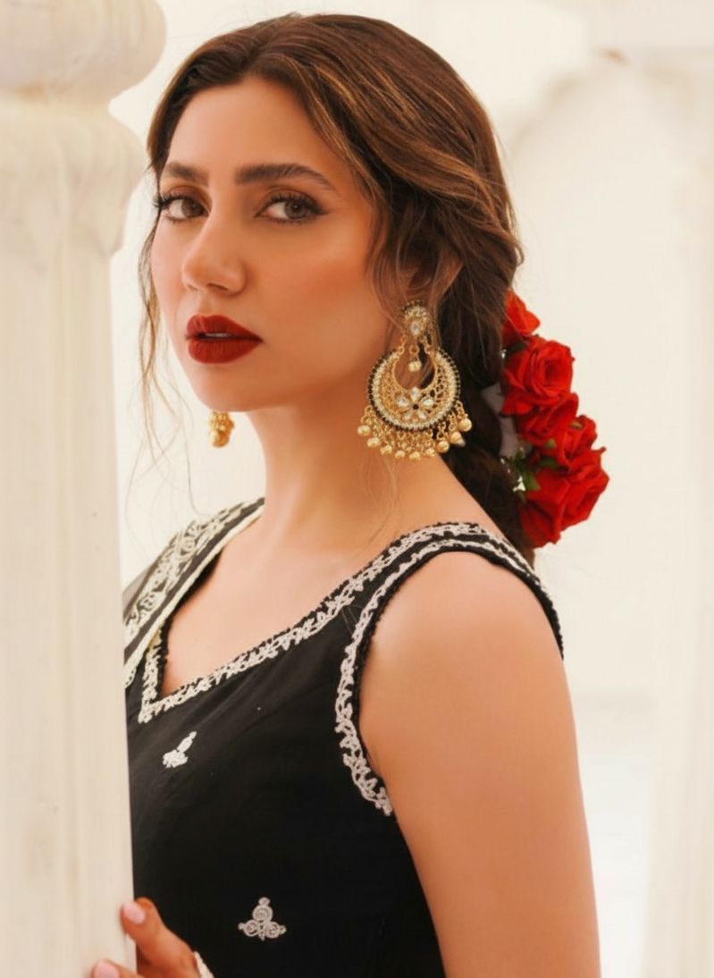 Ghungroo earrings gold and black(Mahbano)