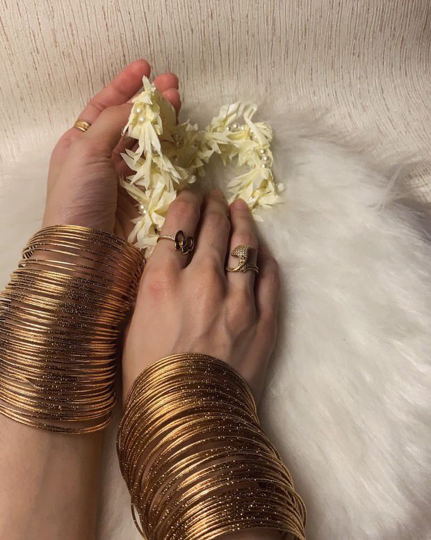 Both hands Gold look (Gold Bangles)
