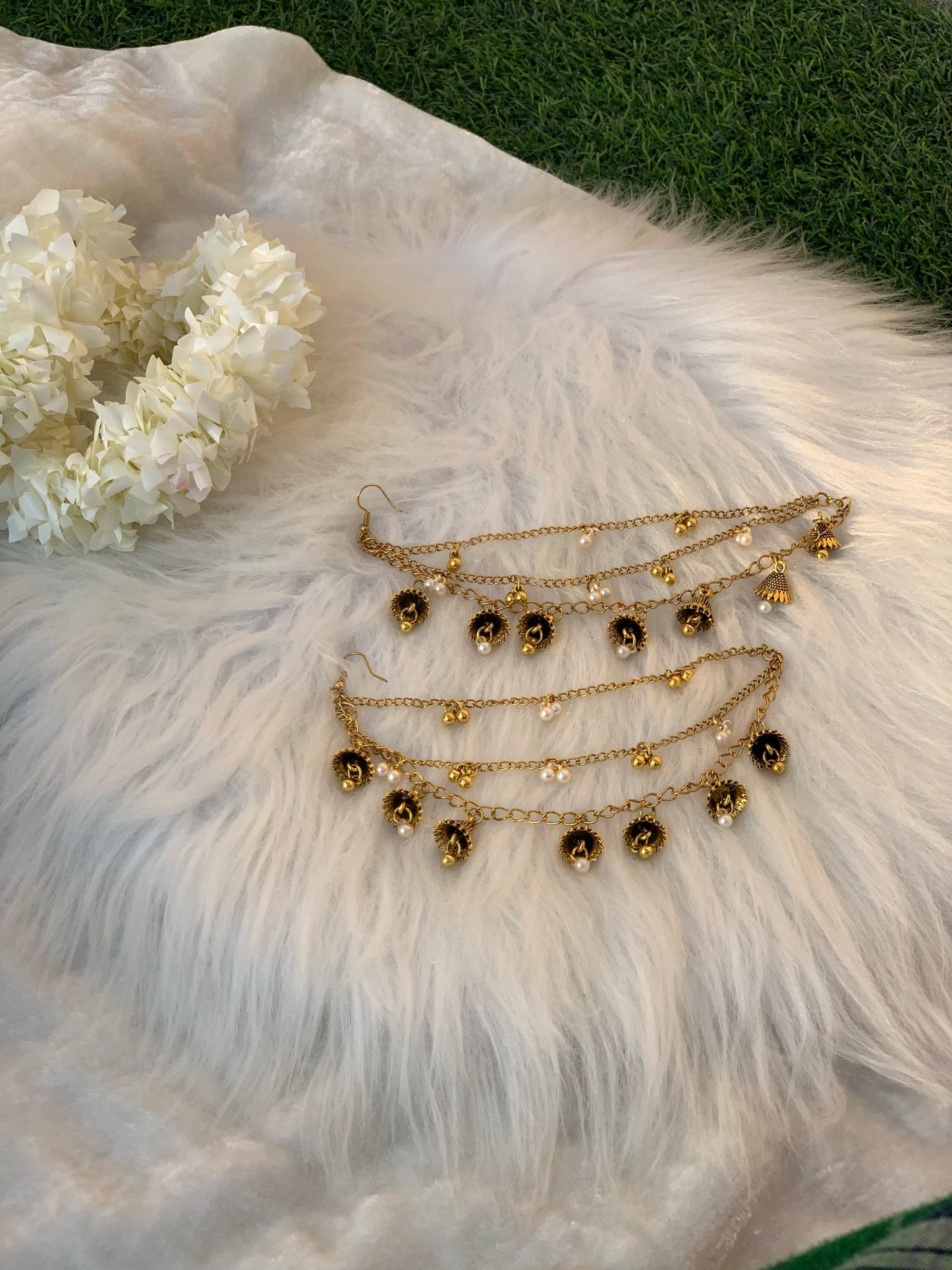 Jhumkay Waalay Saharay Earrings (Gold)