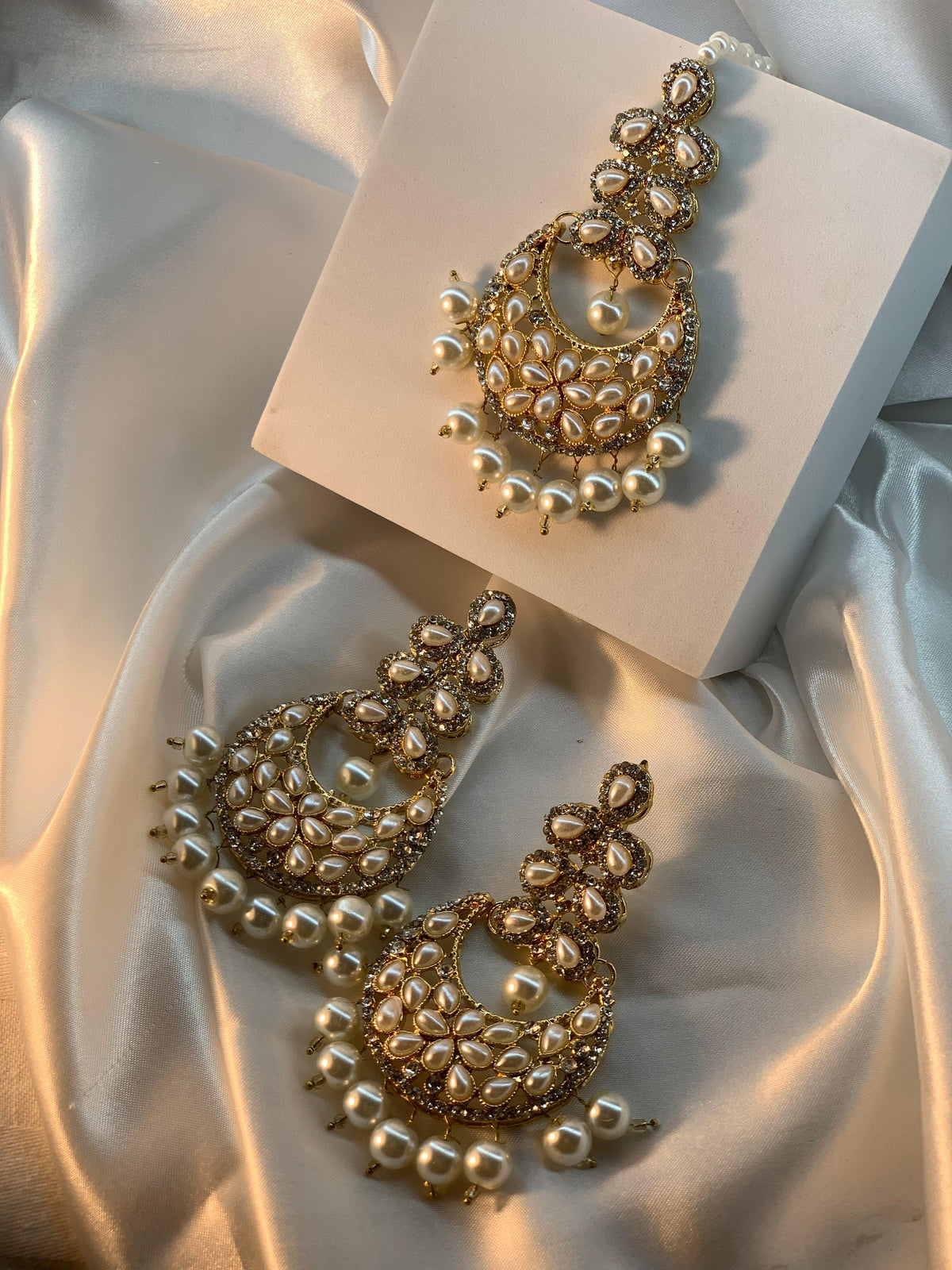 Zahra bindiya and jhumka set - White and Gold