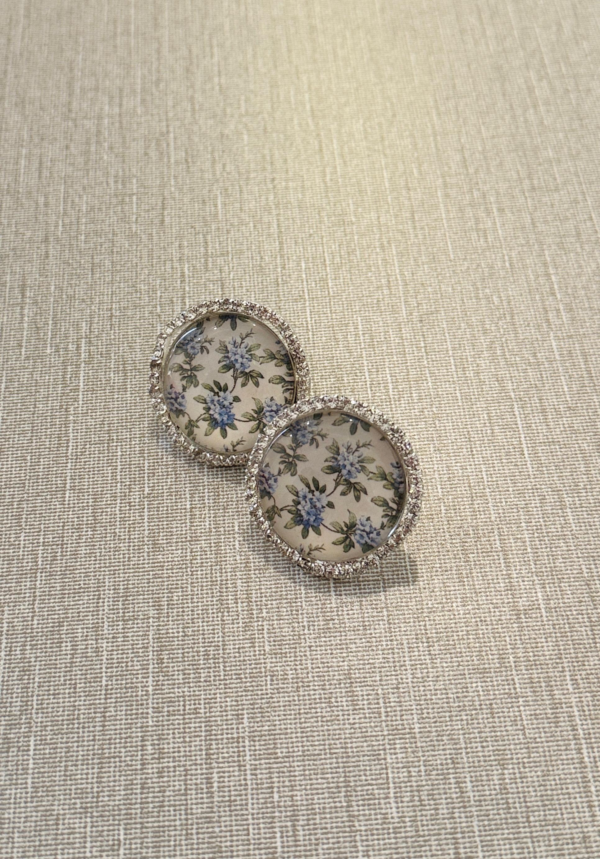 Printed summer breeze round earrings - Blue white