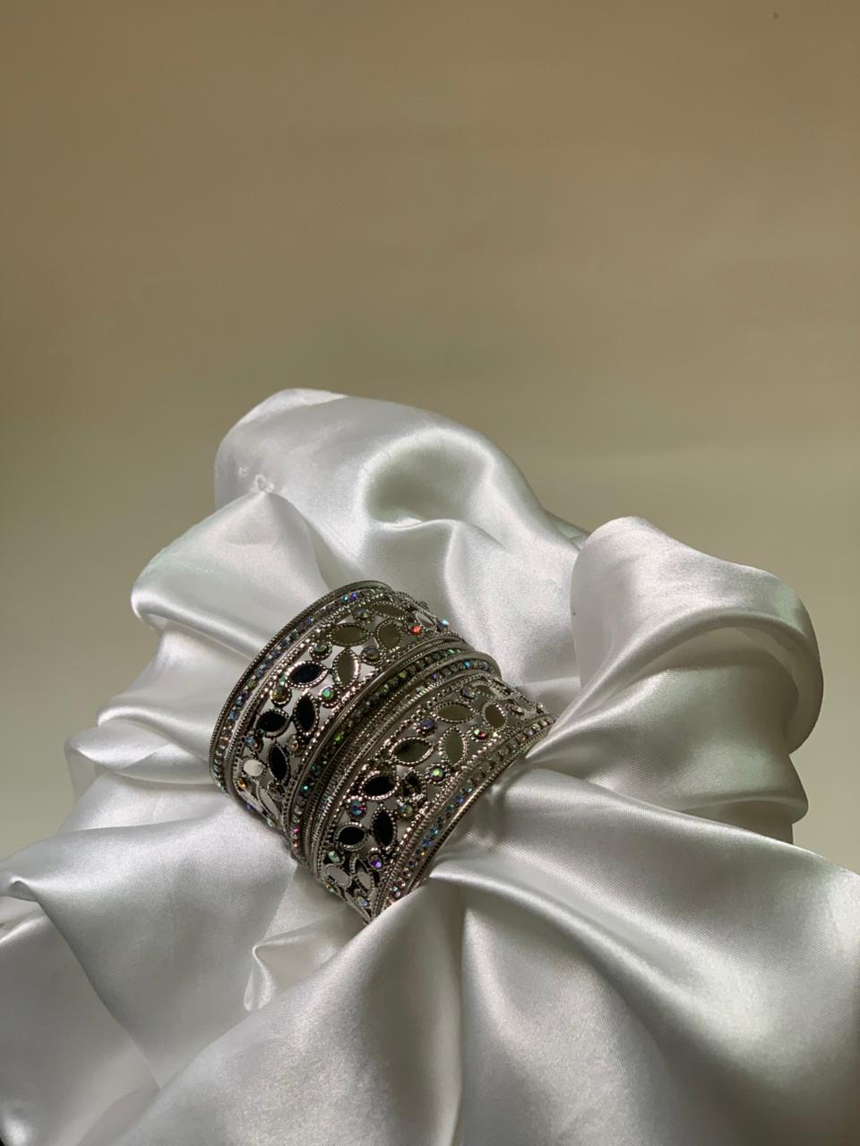 Silver booti karray with silver chooriyan set