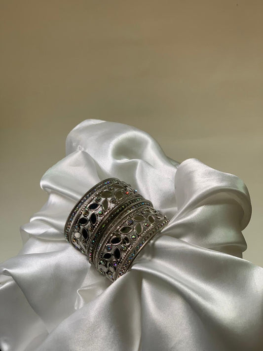 Silver booti karray with silver chooriyan set