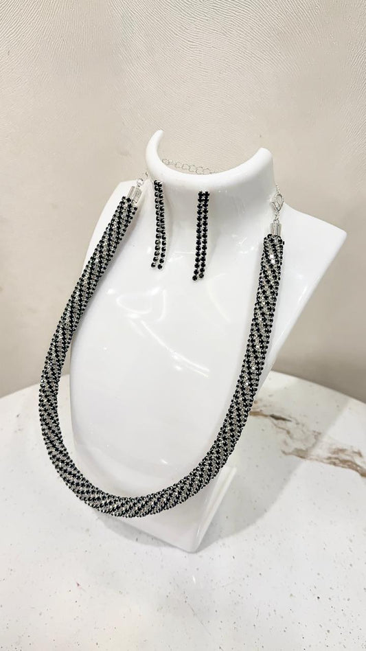 Glimmer neckpiece with earrings - Black