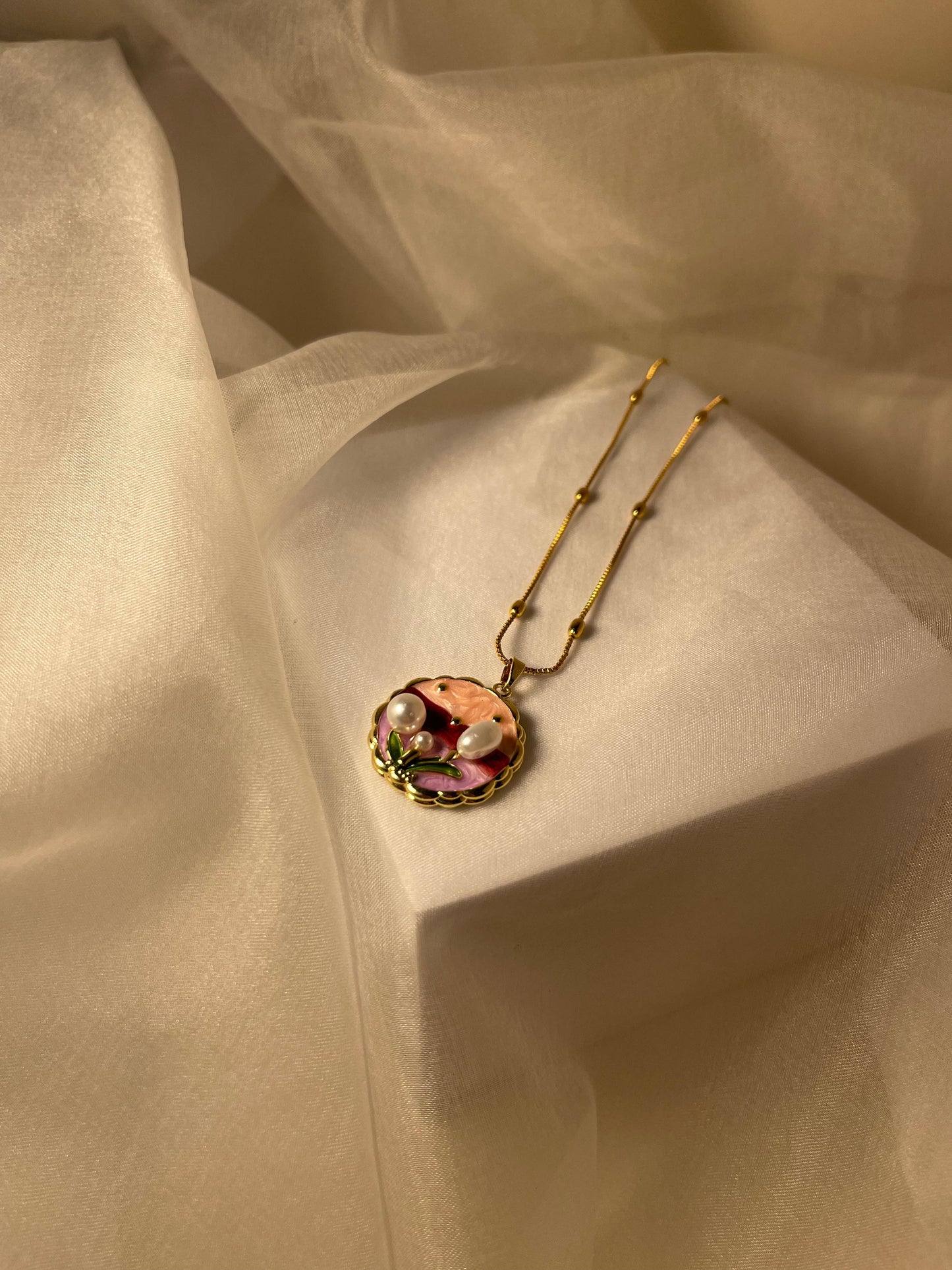 Enamel pearl necklace (Duchess Drop)