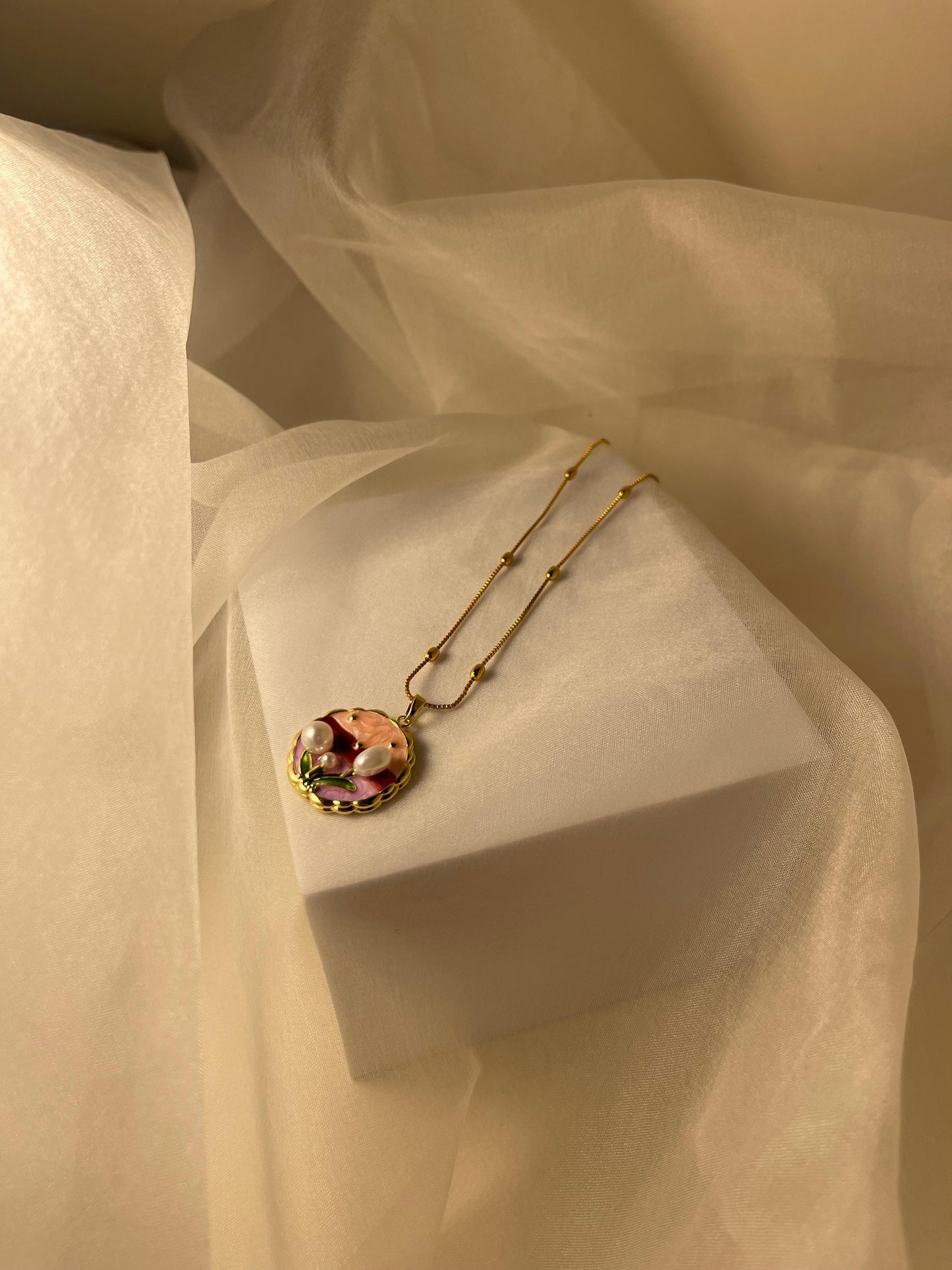 Enamel pearl necklace (Duchess Drop)