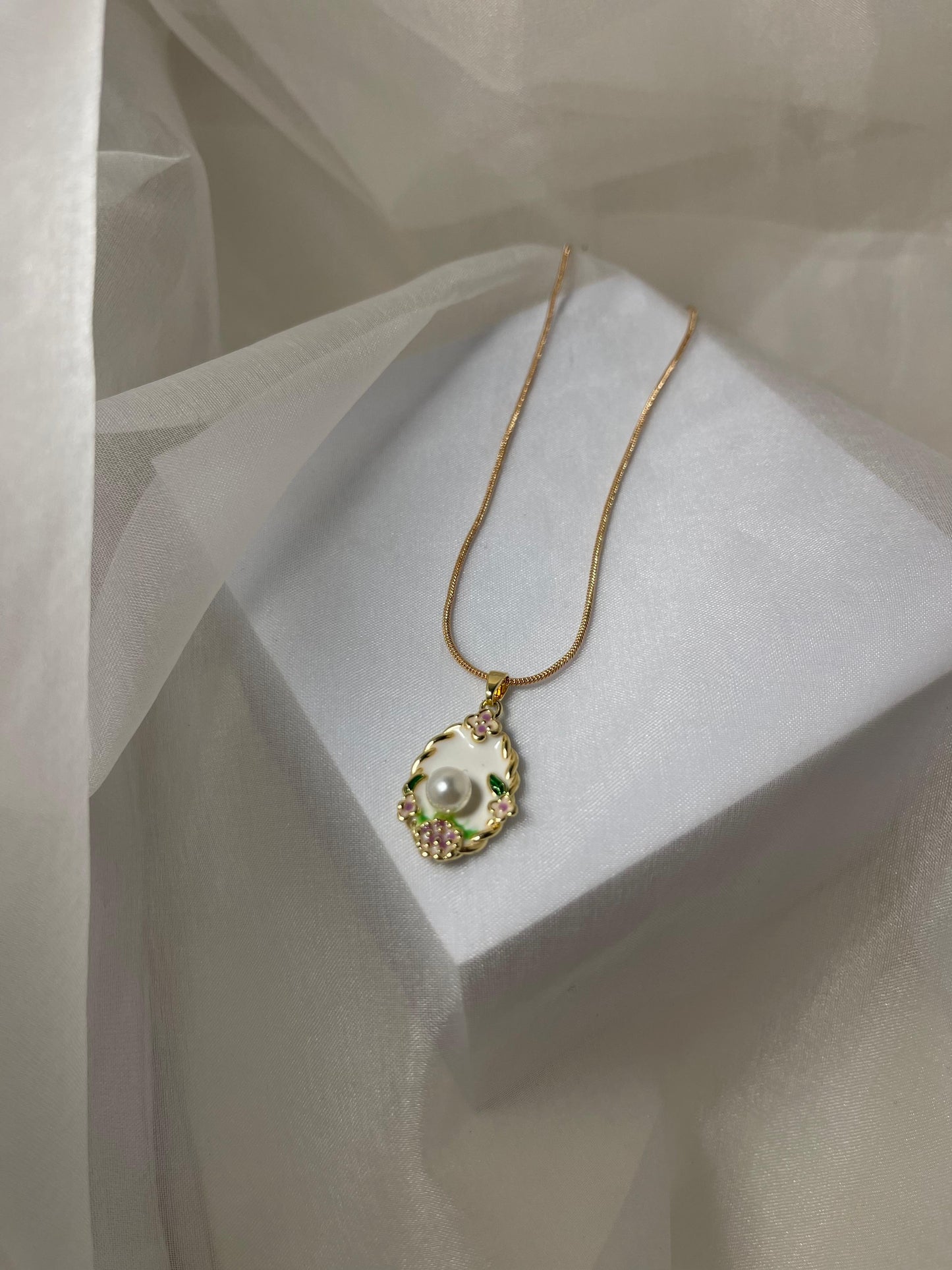 Enamel pearl necklace - White