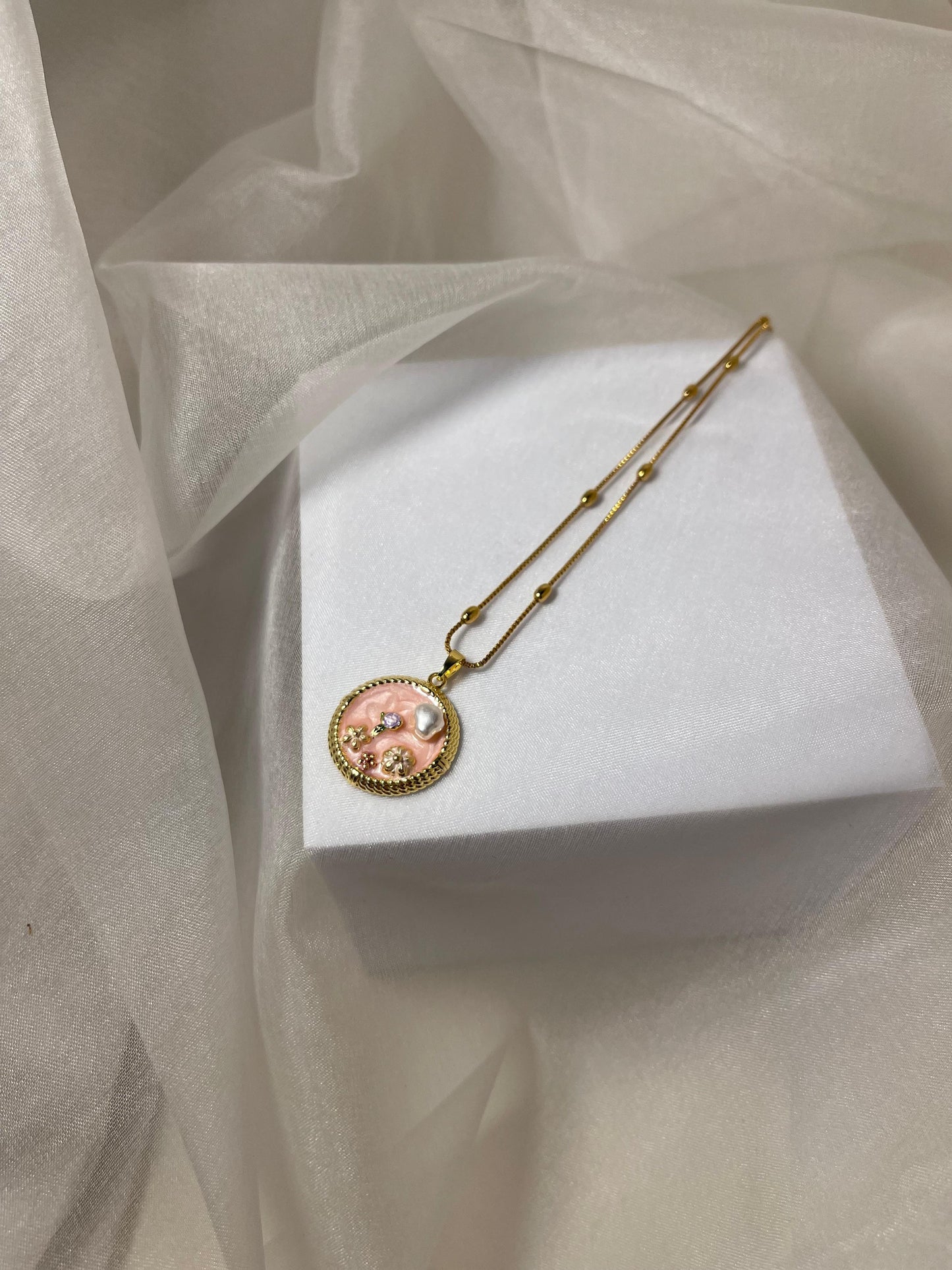 Enamel pearl necklace (Petal Pearl)