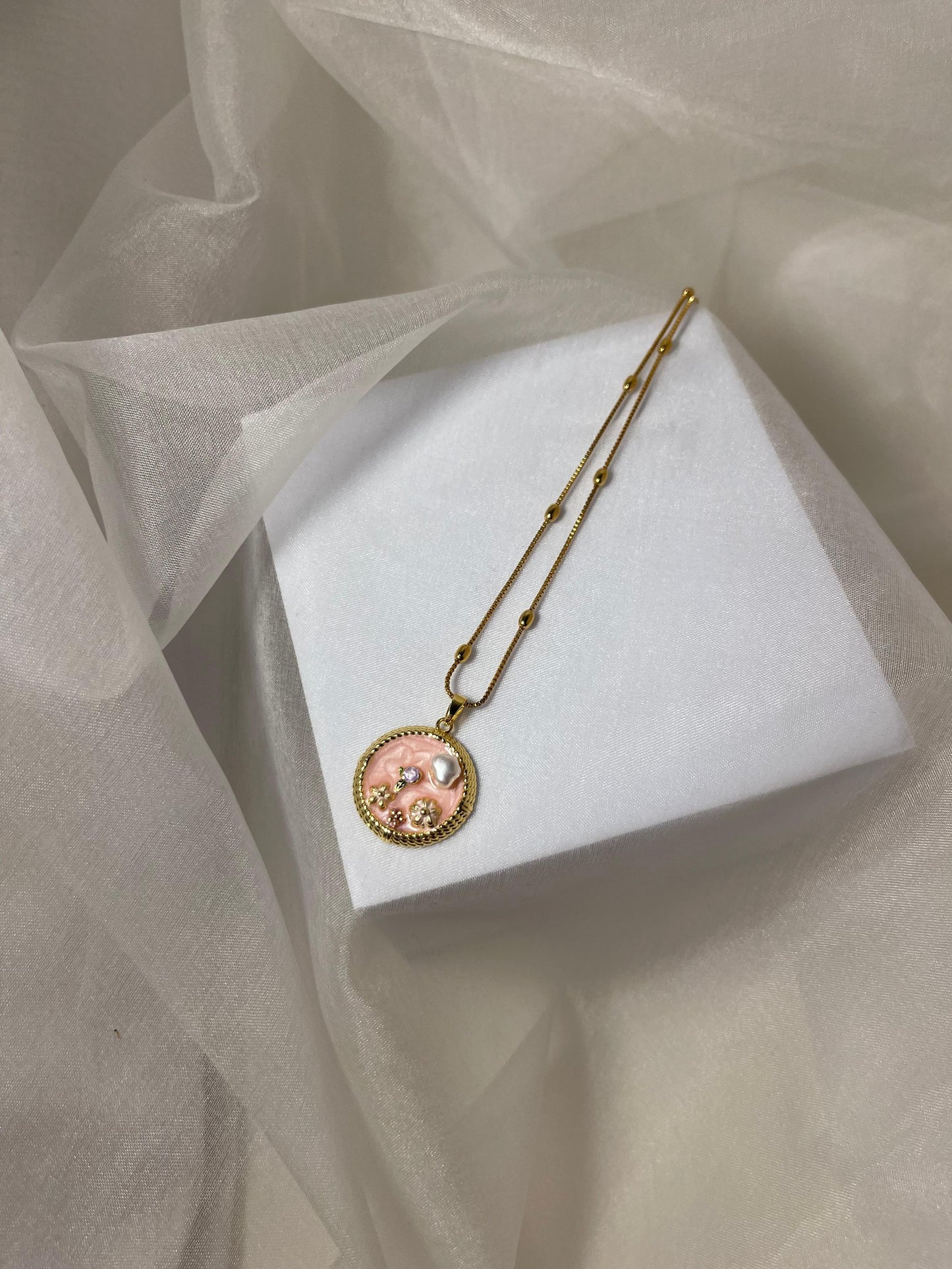 Enamel pearl necklace (Petal Pearl)