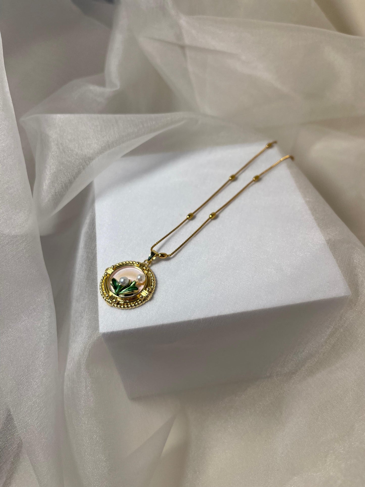 Enamel pearl necklace (Pink- Blush Bloom)