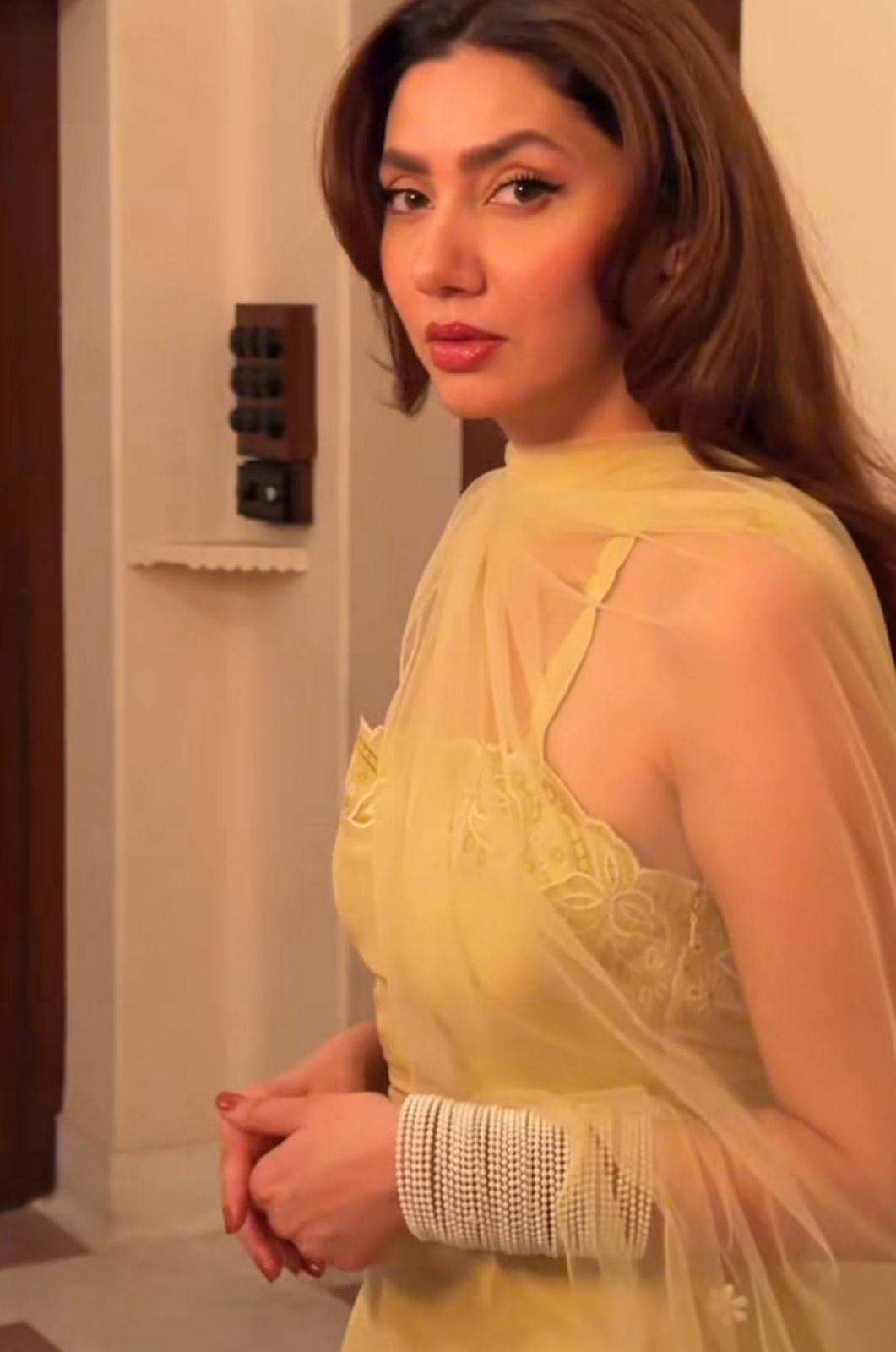 Mahira pearl bangle bundle