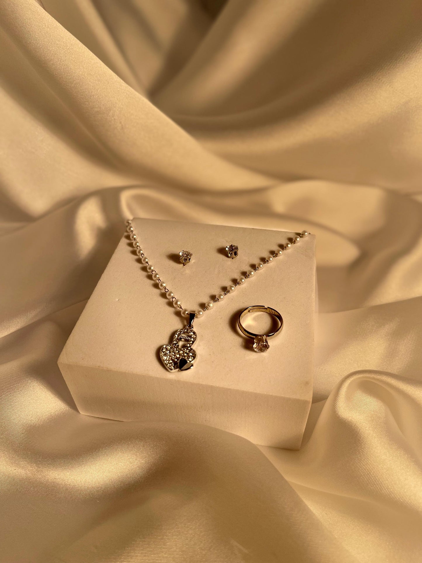 002-Elegant Pendant Set